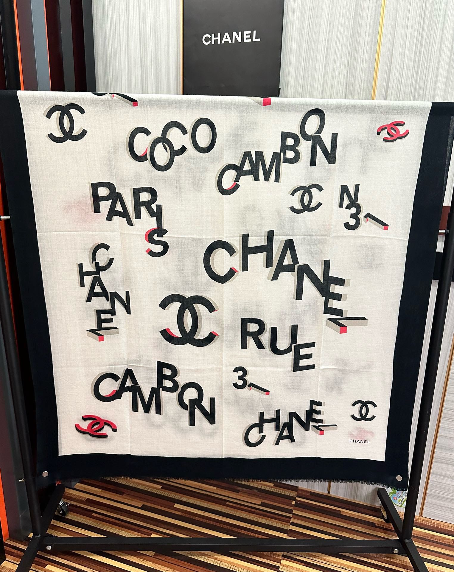 。上新 小香2025 最新款、太美到心动😘【香家双c系列300支羊绒长巾】实物真心美 🎀披肩配以印花💓无