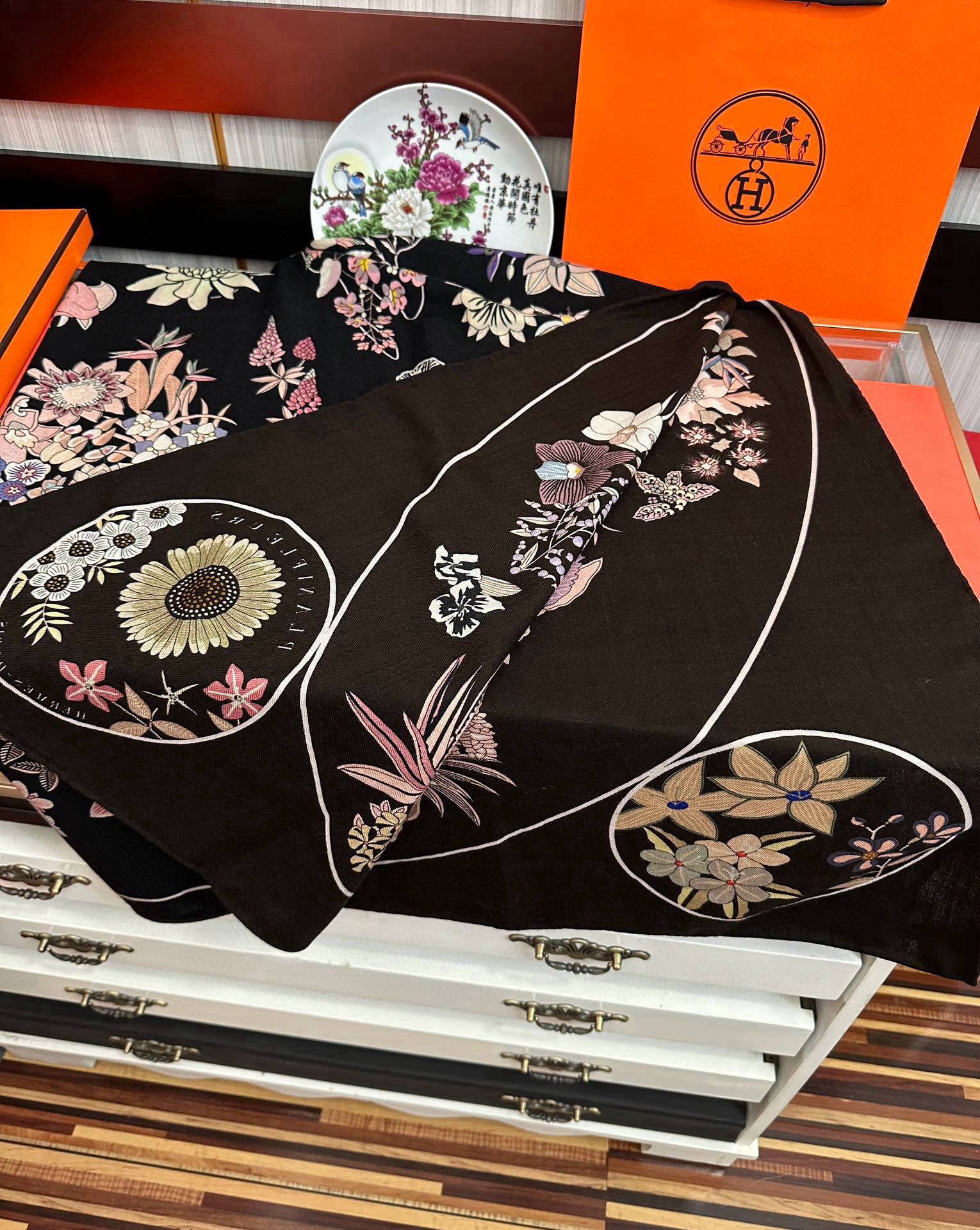 上新❤️爱马仕2025 经典优雅[礼物]~气质到骨子里[色]新一季的面料超高级，真心超级柔软，丝丝顺滑[