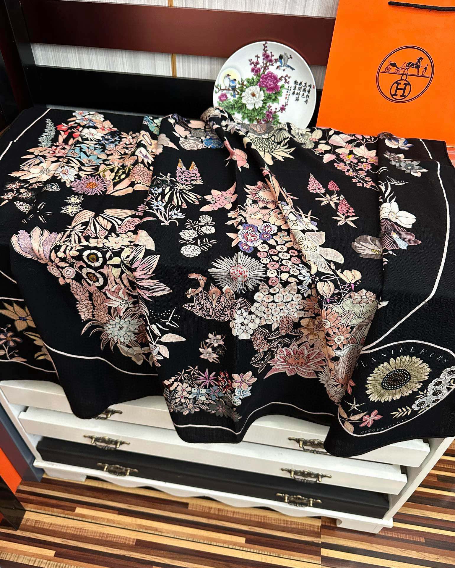 上新❤️爱马仕2025 经典优雅[礼物]~气质到骨子里[色]新一季的面料超高级，真心超级柔软，丝丝顺滑[