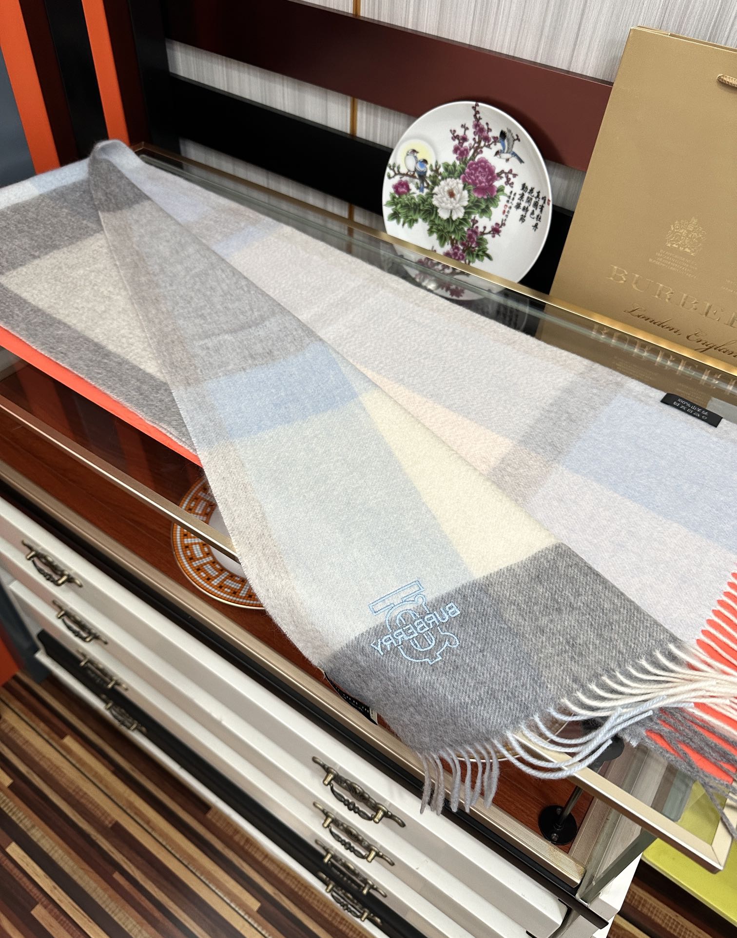 新款。85%山羊绒 2025 巴宝莉采用内蒙古顶级山羊绒，最新款男女通用情侣款👫重磅推荐💥 经典的格子，