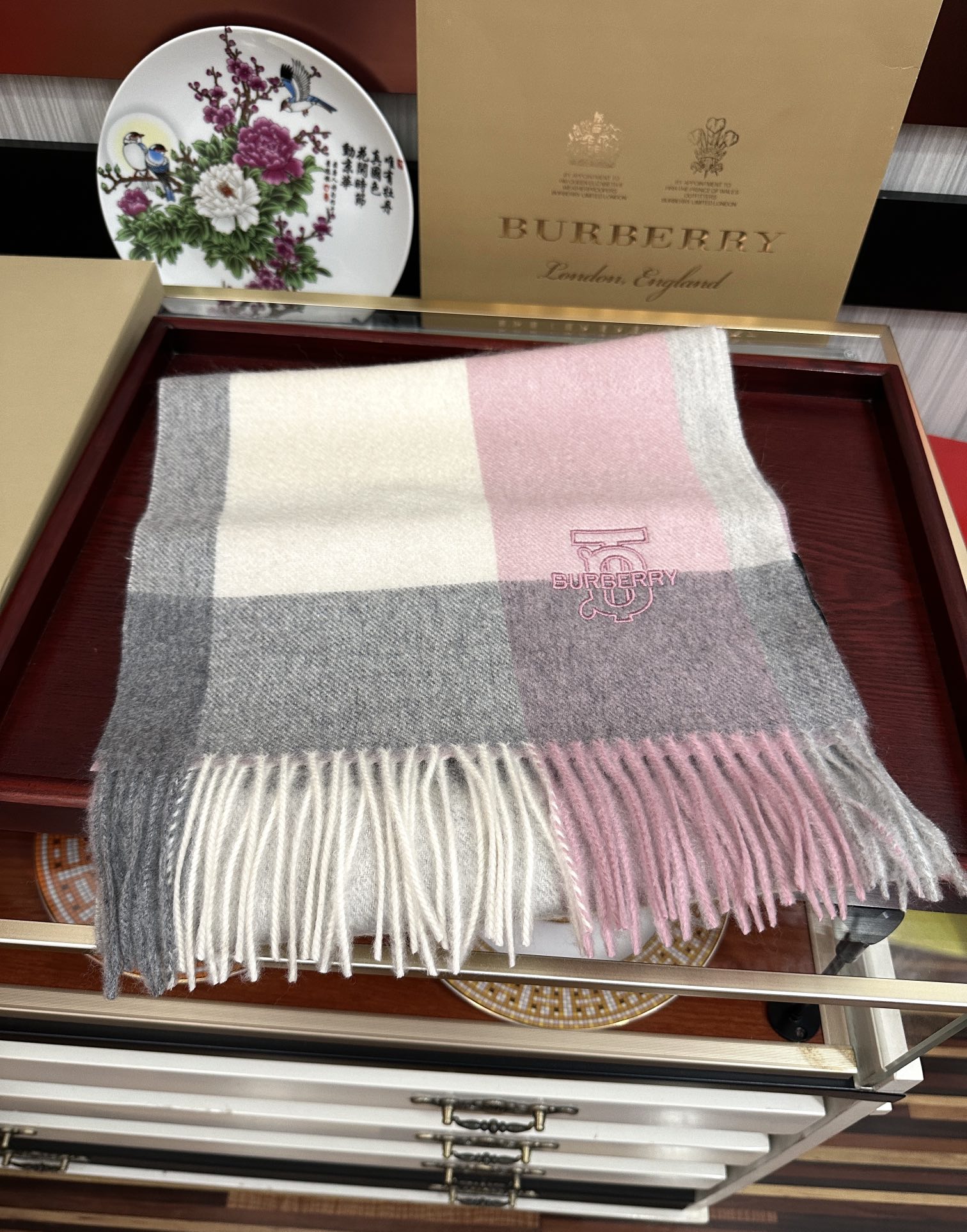 新款。85%山羊绒 2025 巴宝莉采用内蒙古顶级山羊绒，最新款男女通用情侣款👫重磅推荐💥 经典的格子，