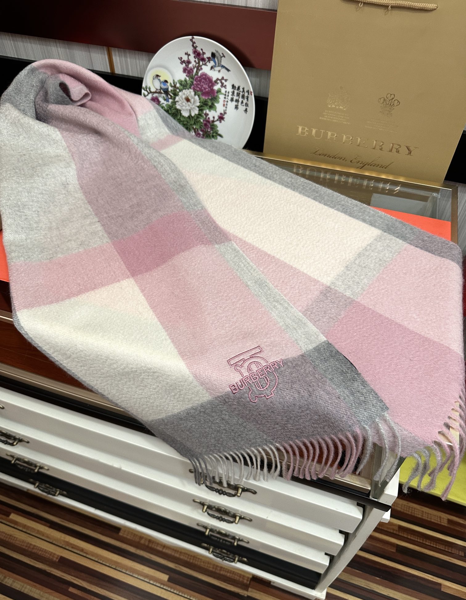 新款。85%山羊绒 2025 巴宝莉采用内蒙古顶级山羊绒，最新款男女通用情侣款👫重磅推荐💥 经典的格子，