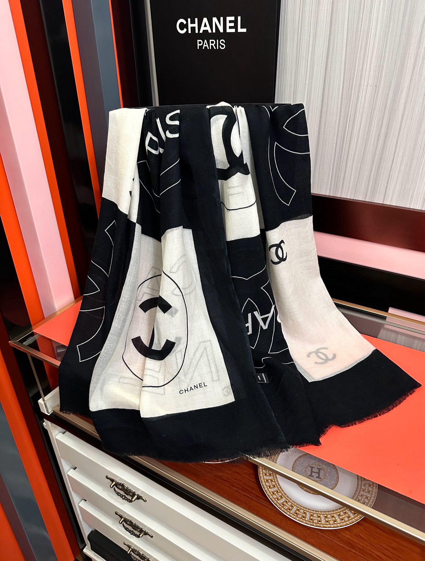 。重磅推荐 小香2025 最新款 香奶奶【双c标志】必备款 顶级设计太美了，真心赞👍😘💍实物真心美 🎀披