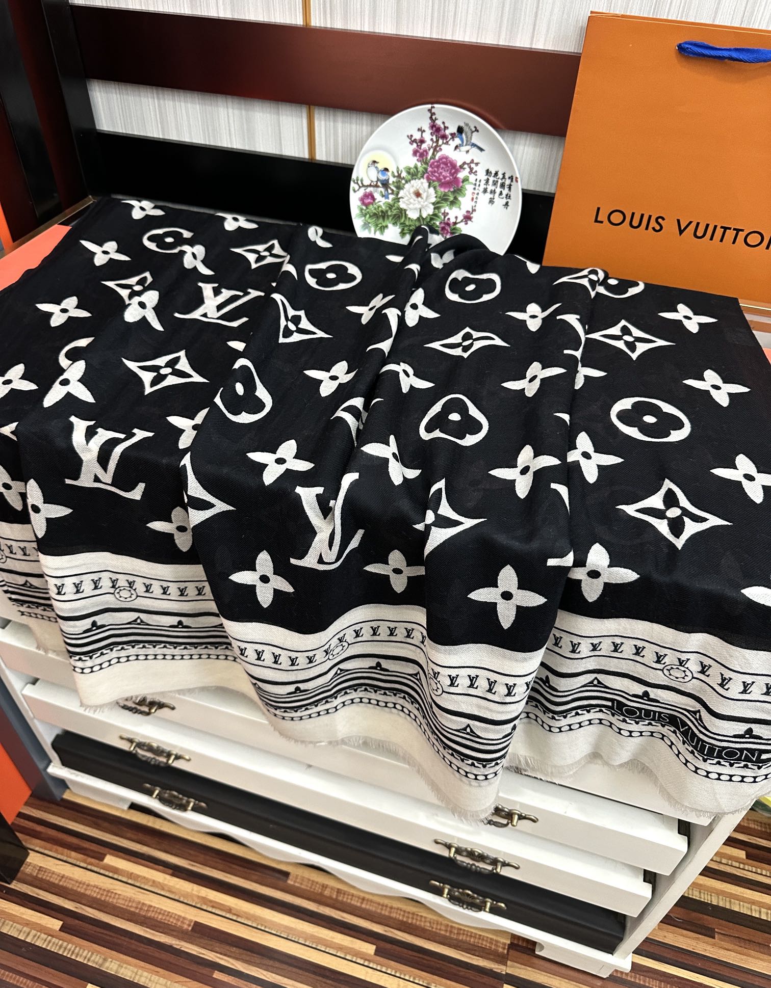 新品。L最新款‼️，2025高端大气上档次【羊绒长巾】。实物真心美 🎀披肩配以印花💓💃🏻无论设计喷绘都是