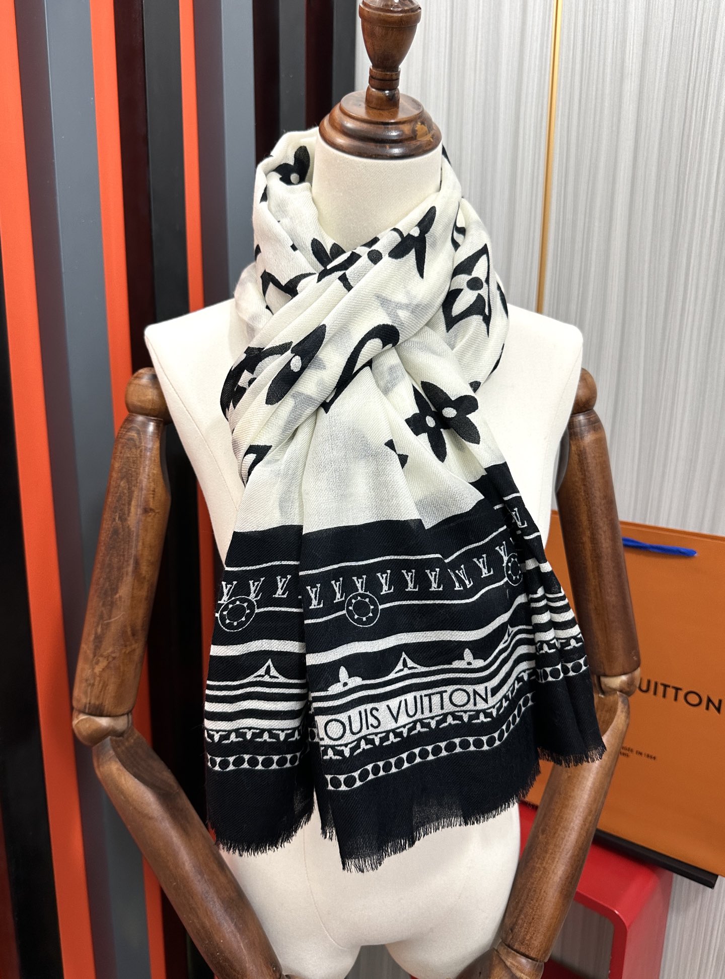 新品。L最新款‼️，2025高端大气上档次【羊绒长巾】。实物真心美 🎀披肩配以印花💓💃🏻无论设计喷绘都是