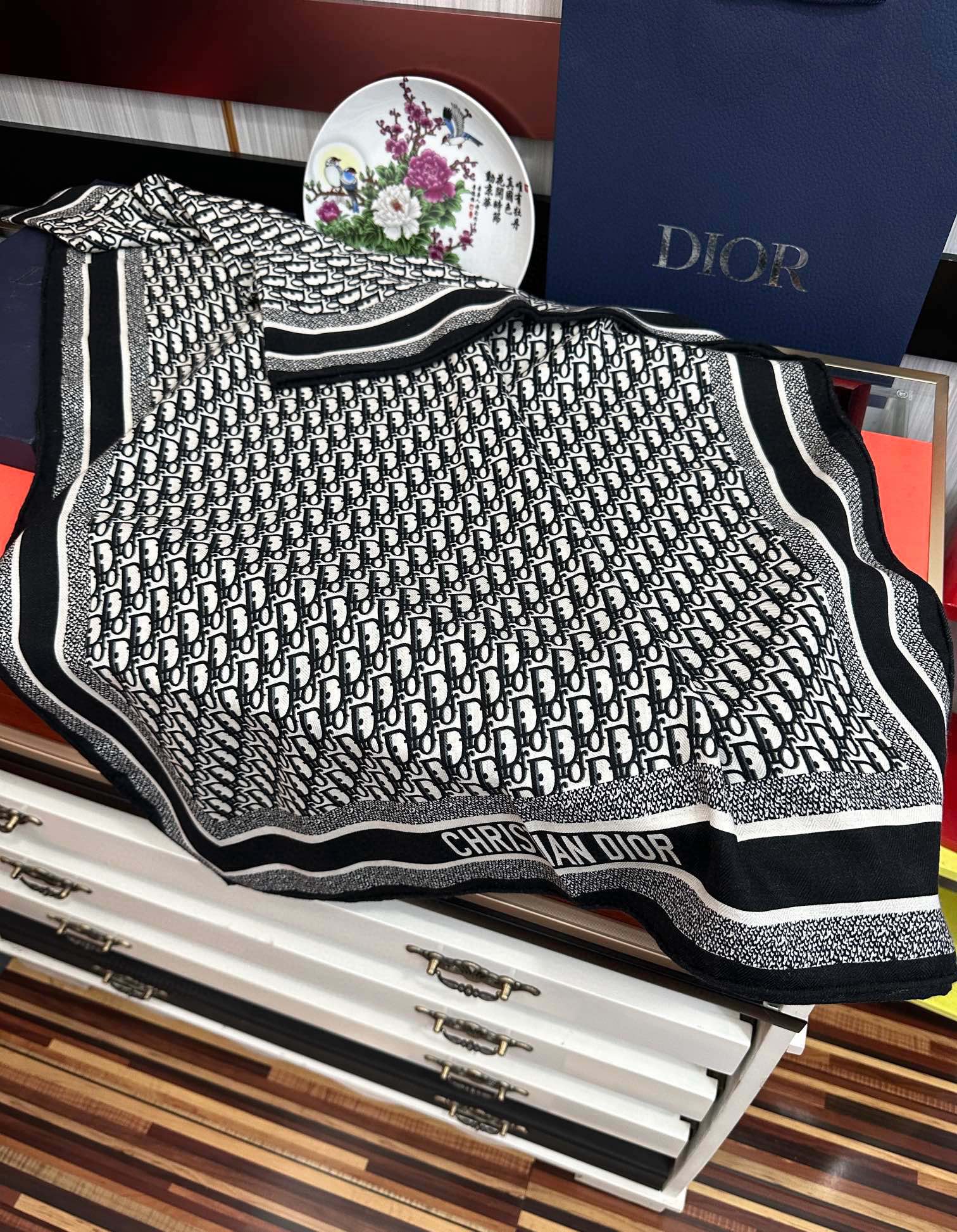 新款迪奥。2010双面同色【D字母】太美了[吃瓜]下手一定要快[嘴唇]四季都可以用[勾引]真心美的让人非