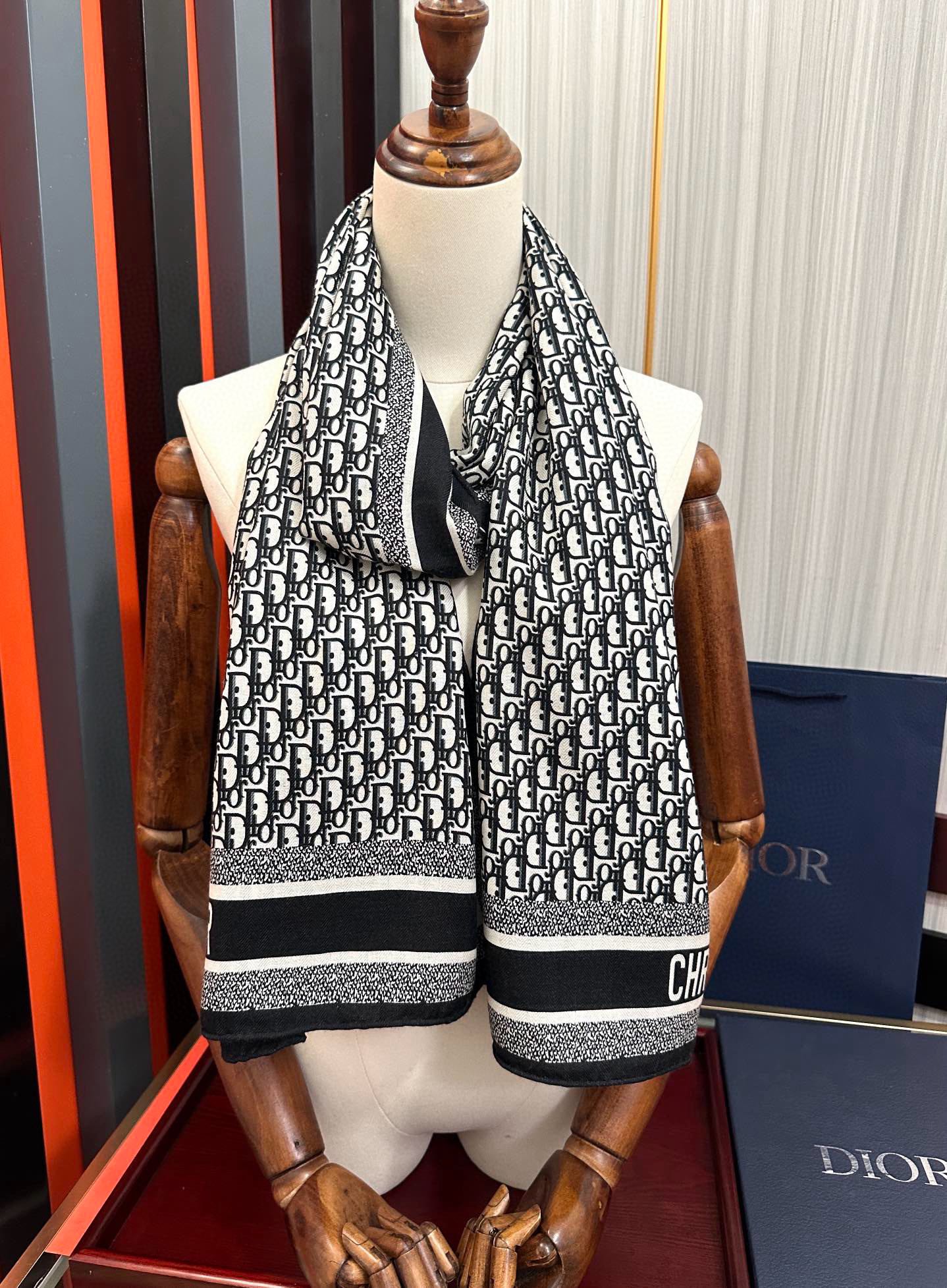 新款迪奥。2010双面同色【D字母】太美了[吃瓜]下手一定要快[嘴唇]四季都可以用[勾引]真心美的让人非