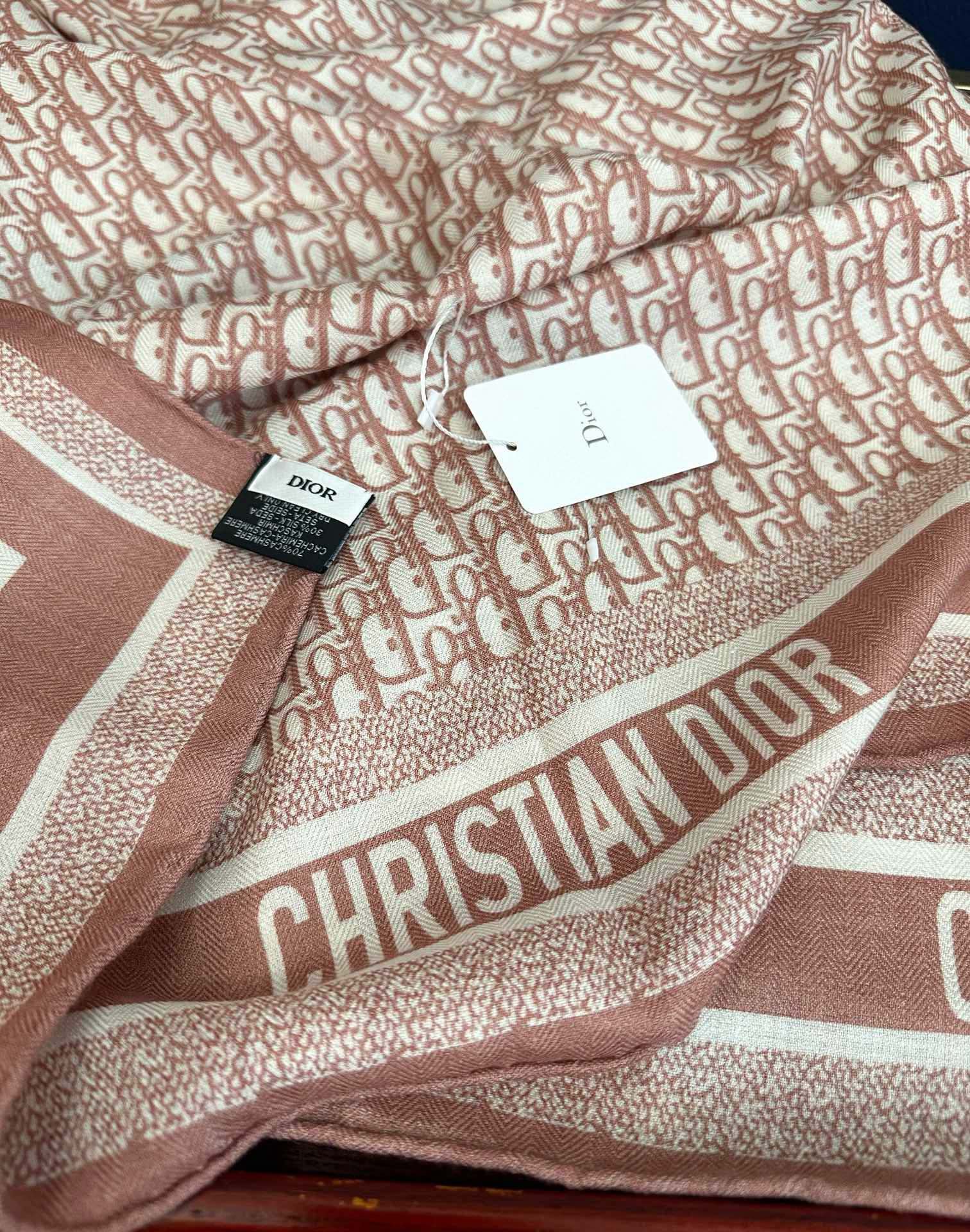 新款迪奥。2010双面同色【D字母】太美了[吃瓜]下手一定要快[嘴唇]四季都可以用[勾引]真心美的让人非