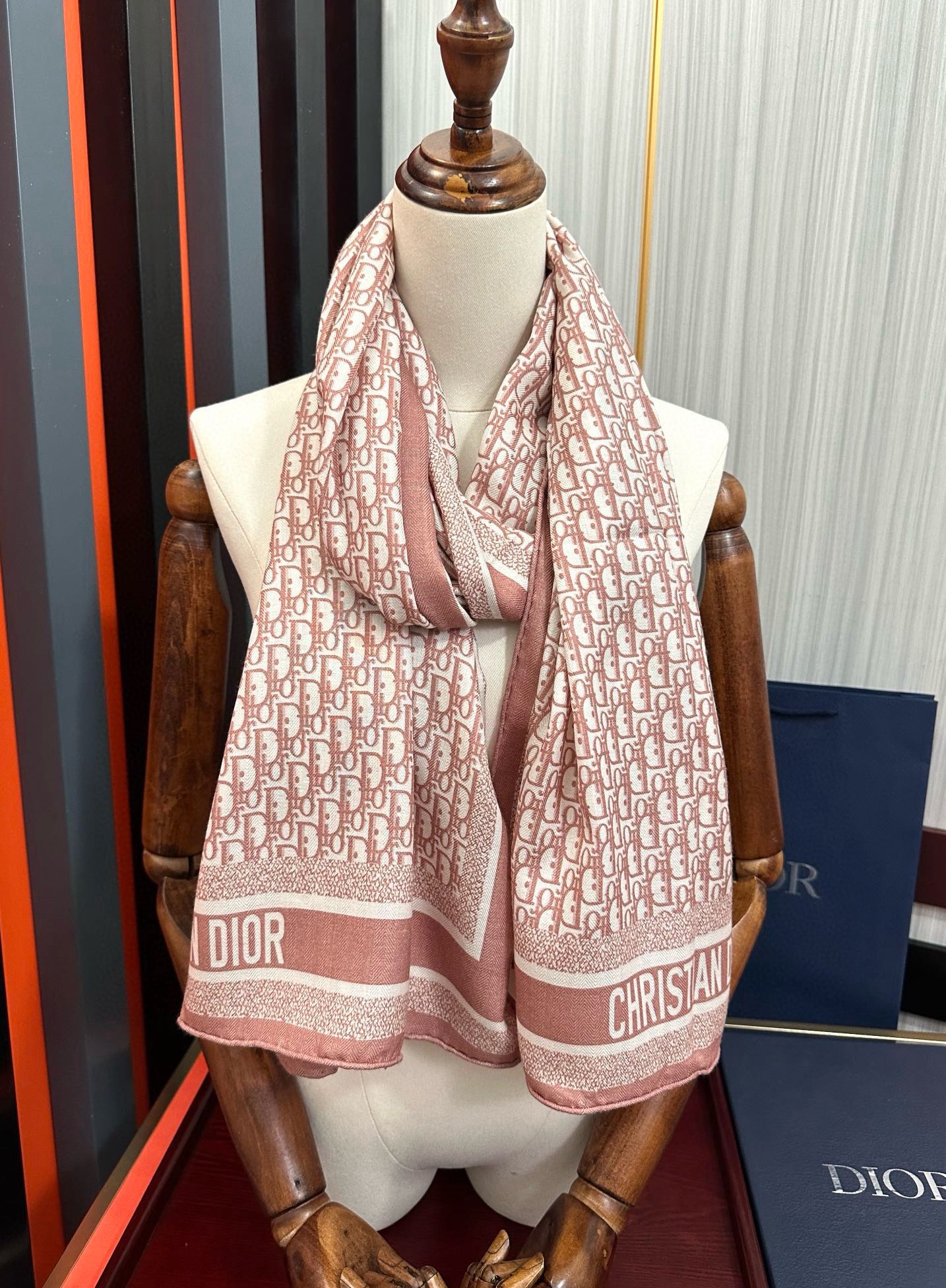 新款迪奥。2010双面同色【D字母】太美了[吃瓜]下手一定要快[嘴唇]四季都可以用[勾引]真心美的让人非