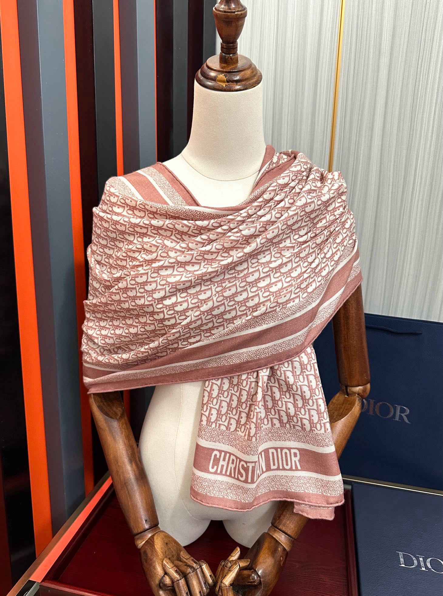 新款迪奥。2010双面同色【D字母】太美了[吃瓜]下手一定要快[嘴唇]四季都可以用[勾引]真心美的让人非