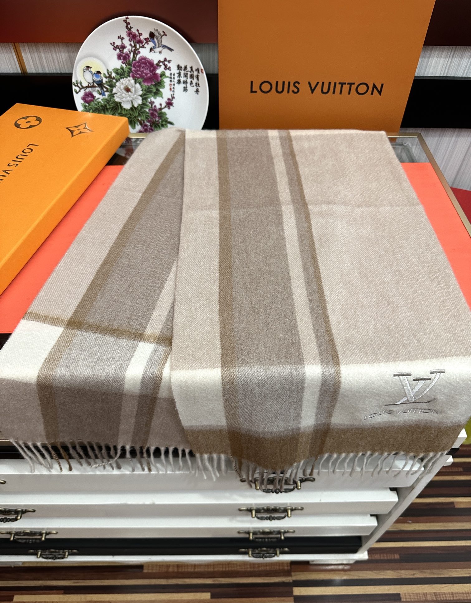 上新。2010 吧宝利 最爆款【采用内蒙古山羊绒】🎉男女士情侣款👫围巾‼️太美了😎让人耳目一新的感觉[色