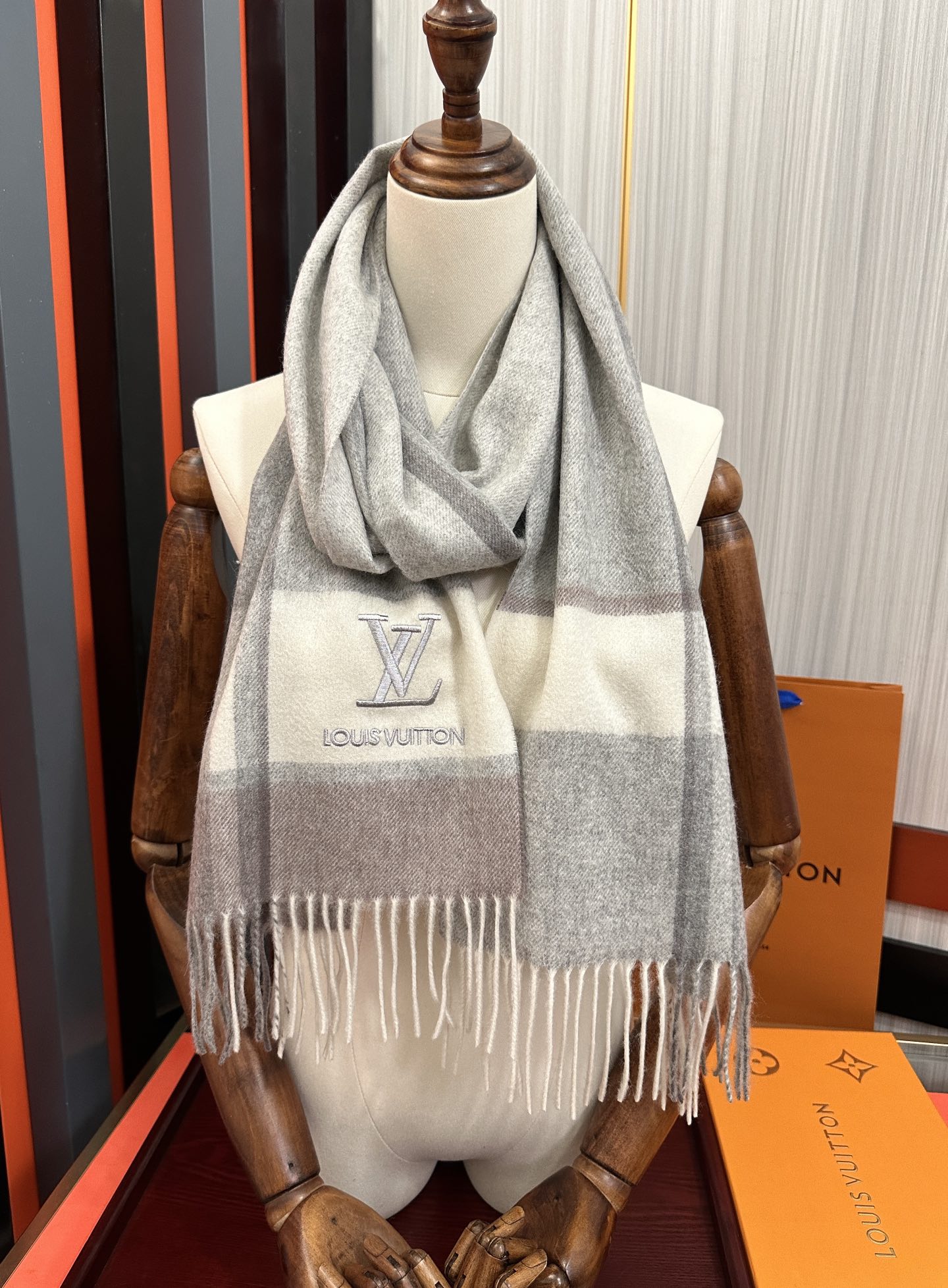 上新。2010 吧宝利 最爆款【采用内蒙古山羊绒】🎉男女士情侣款👫围巾‼️太美了😎让人耳目一新的感觉[色