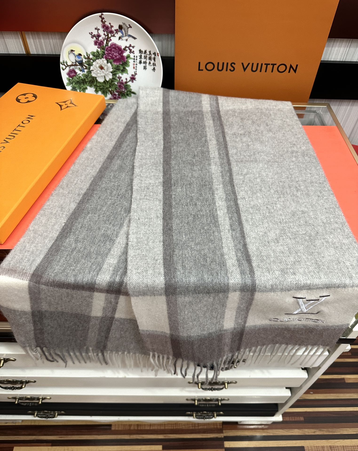 上新。2010 吧宝利 最爆款【采用内蒙古山羊绒】🎉男女士情侣款👫围巾‼️太美了😎让人耳目一新的感觉[色