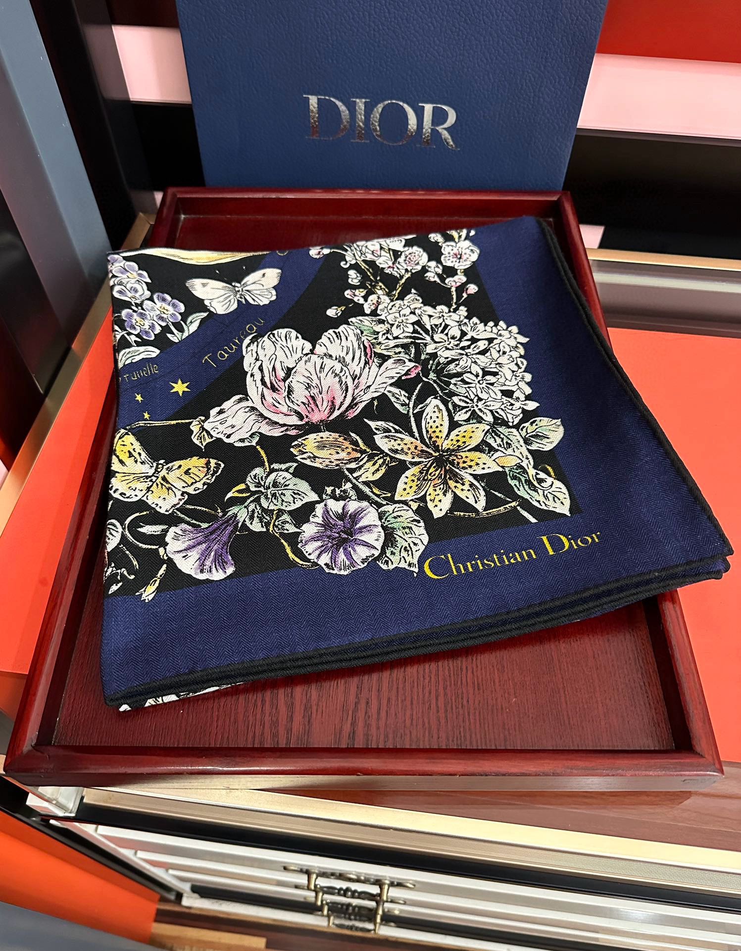 上新❤️迪奥 2025【花奔系列双面同色】经典优雅[礼物]~气质到骨子里[色]新一季的面料超高级，真心超