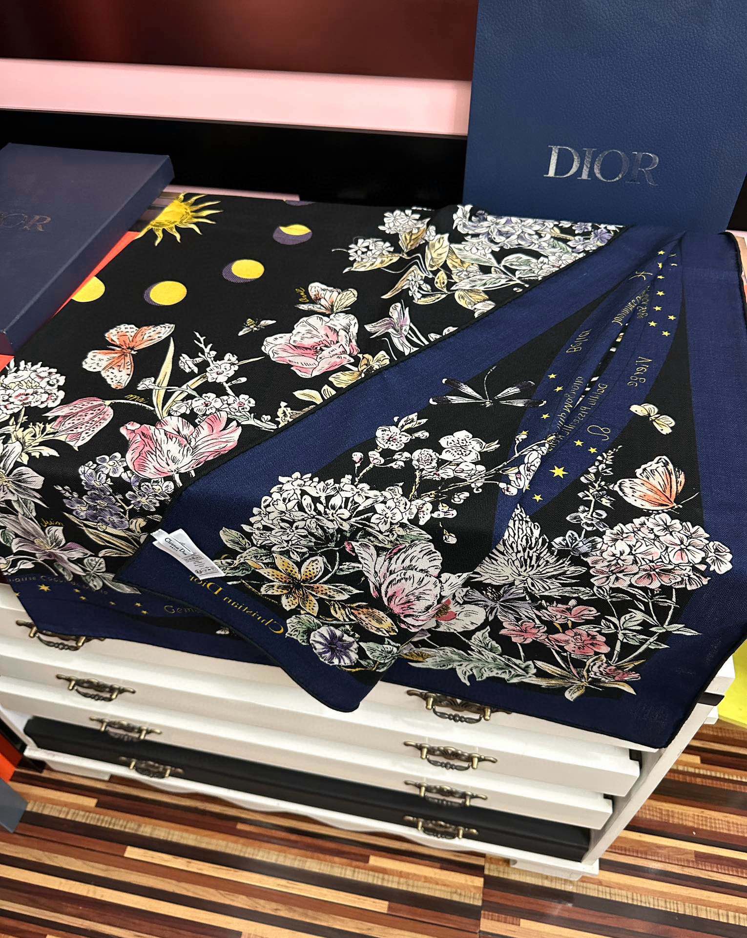 上新❤️迪奥 2025【花奔系列双面同色】经典优雅[礼物]~气质到骨子里[色]新一季的面料超高级，真心超