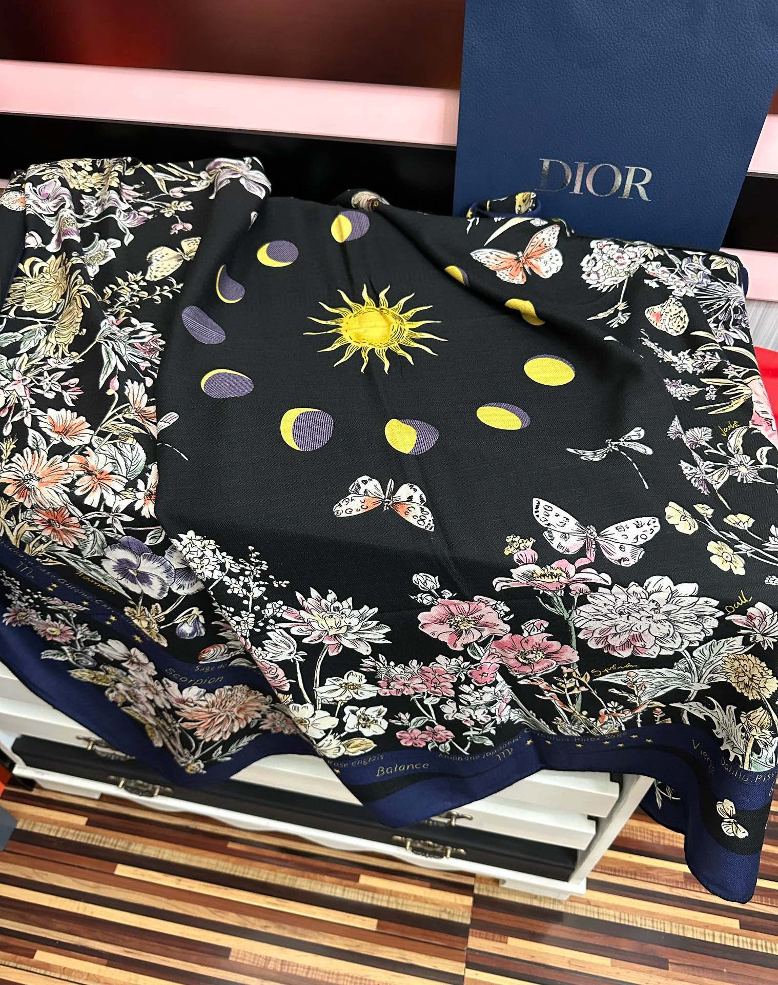 上新❤️迪奥 2025【花奔系列双面同色】经典优雅[礼物]~气质到骨子里[色]新一季的面料超高级，真心超