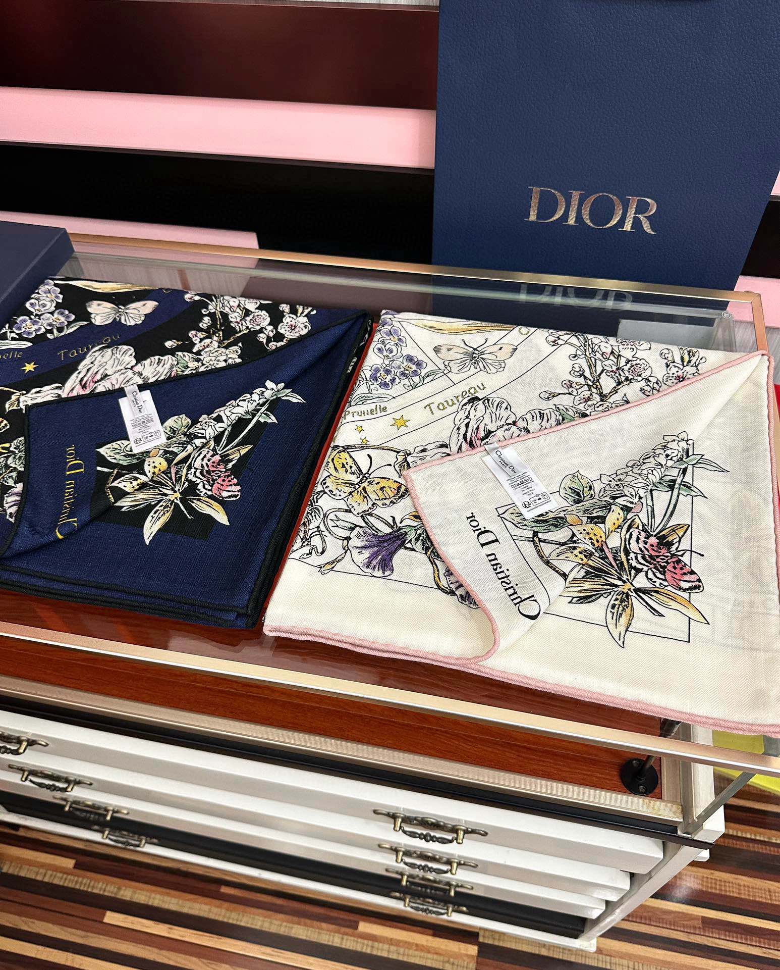 上新❤️迪奥 2025【花奔系列双面同色】经典优雅[礼物]~气质到骨子里[色]新一季的面料超高级，真心超