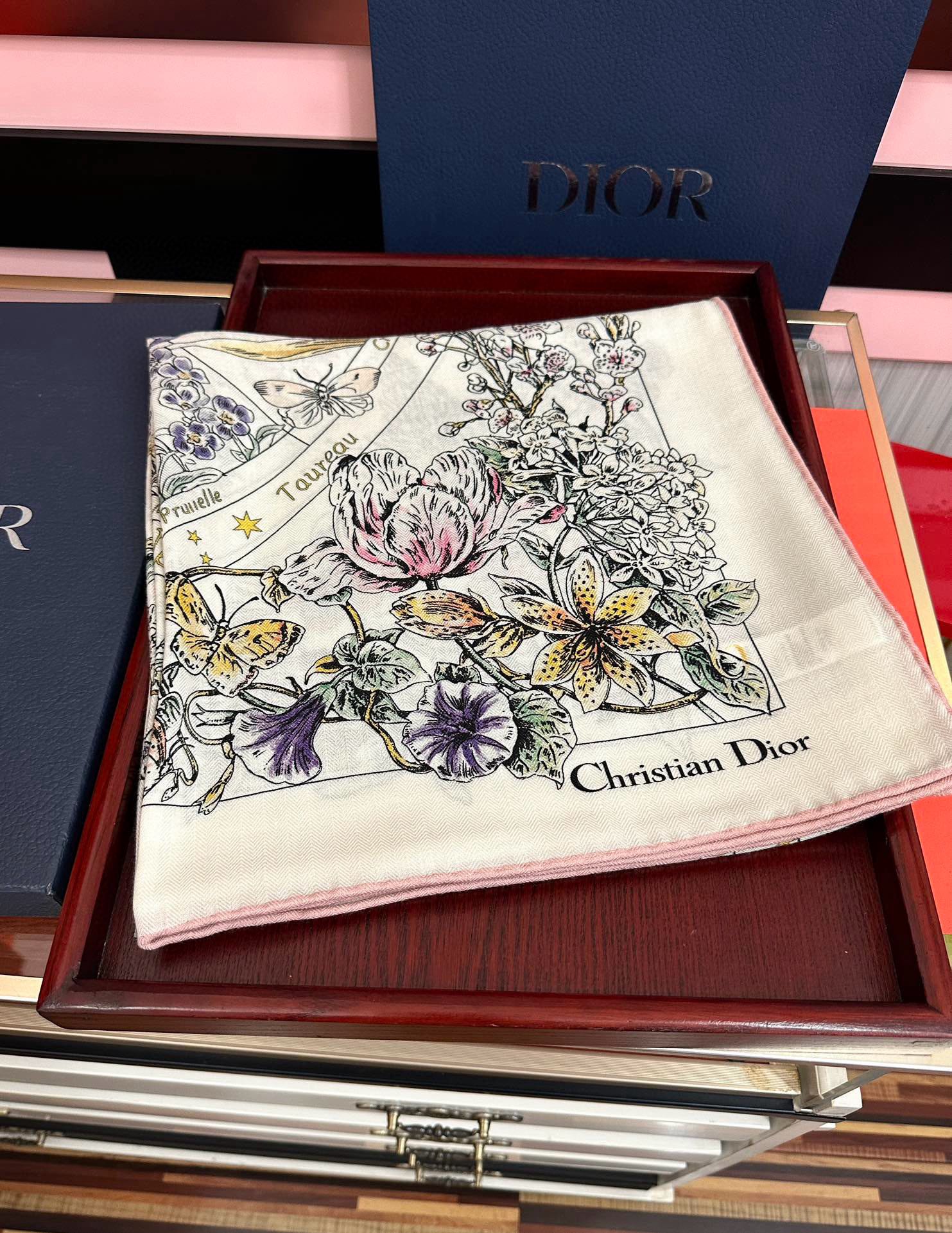 上新❤️迪奥 2025【花奔系列双面同色】经典优雅[礼物]~气质到骨子里[色]新一季的面料超高级，真心超