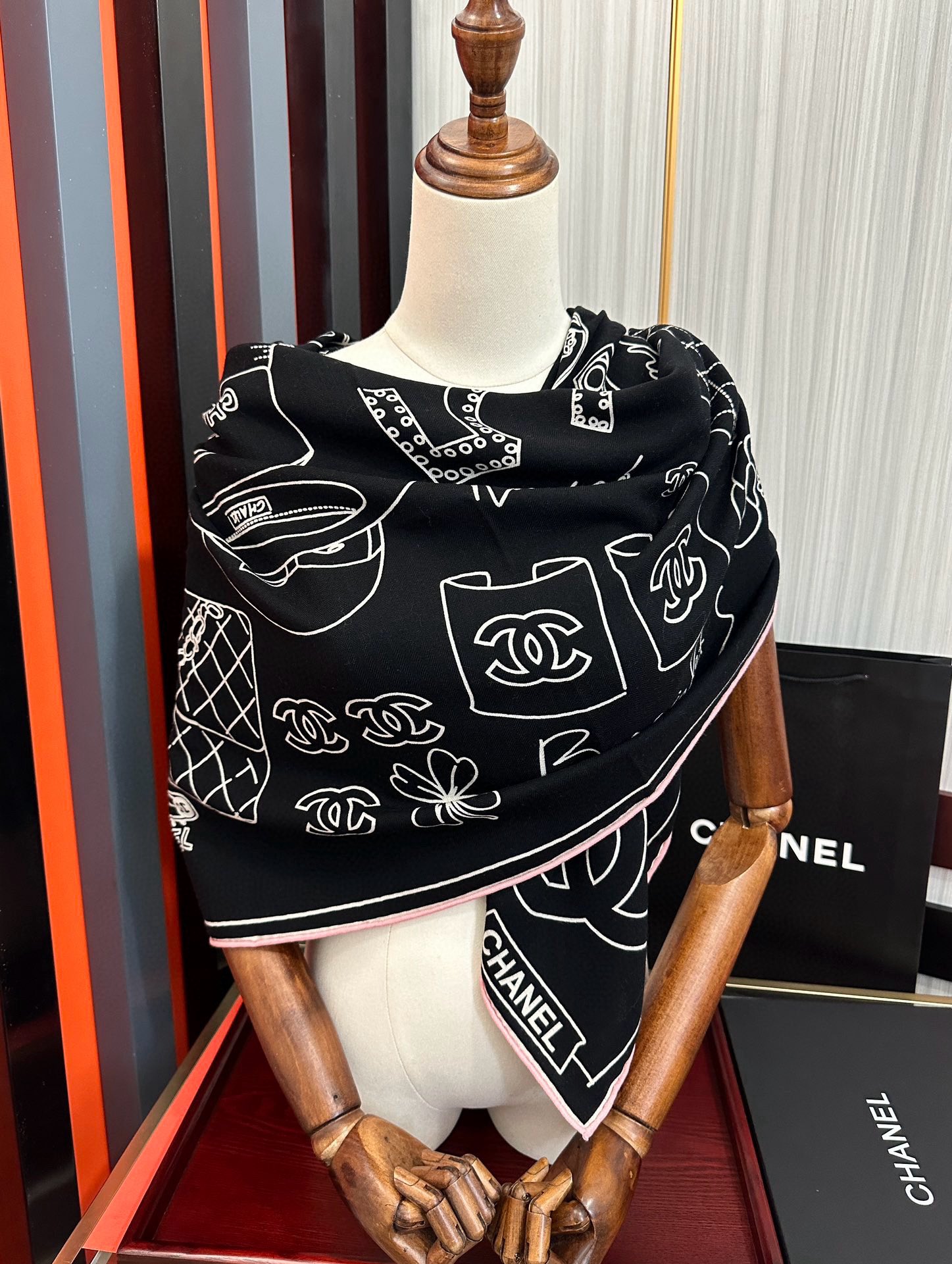 上新。香奈儿 2025【双面同色】经典双鞋子🥿包包、帽子🎩图案~气质到骨子里[色]香奶奶新一季的面料超高