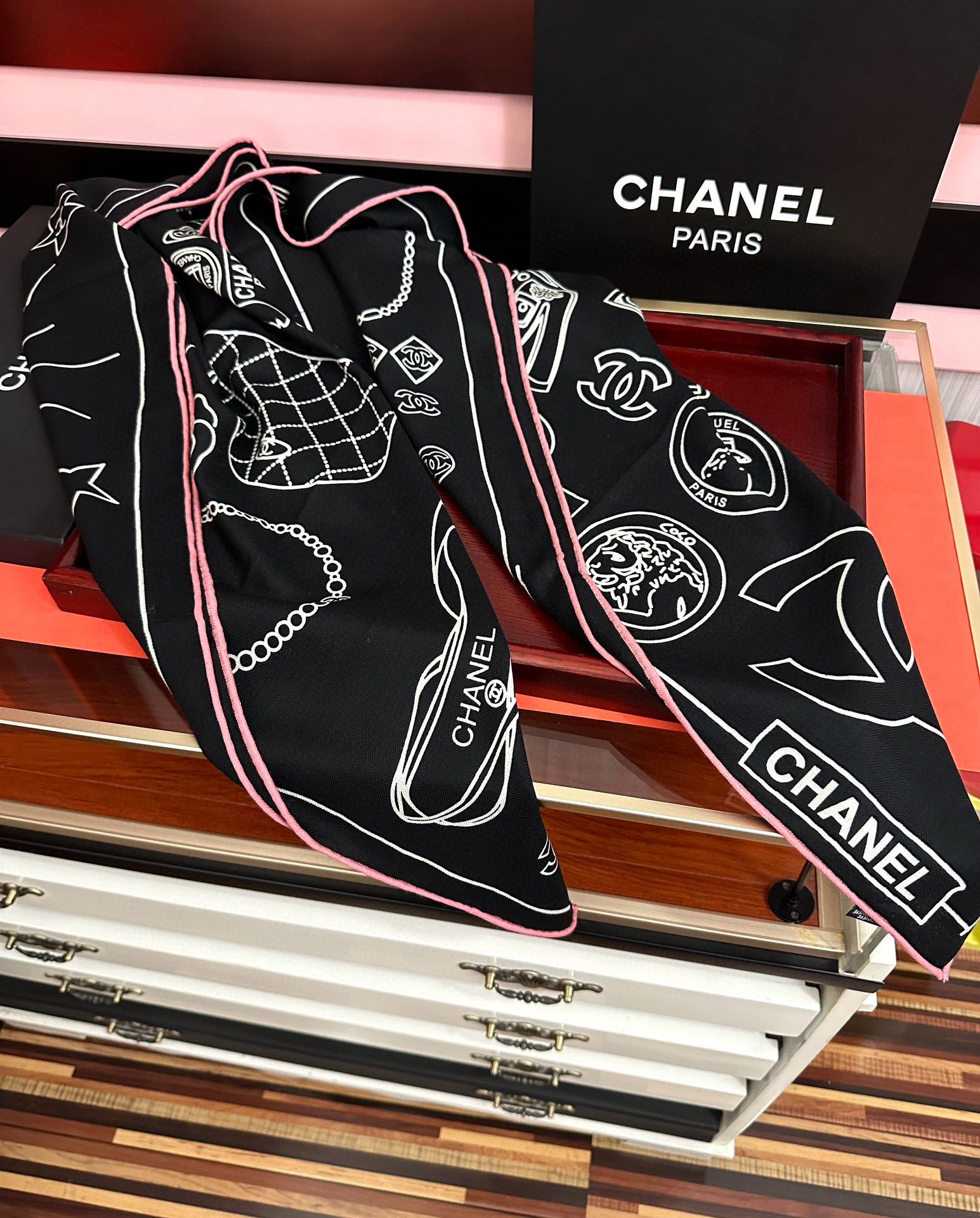 上新。香奈儿 2025【双面同色】经典双鞋子🥿包包、帽子🎩图案~气质到骨子里[色]香奶奶新一季的面料超高