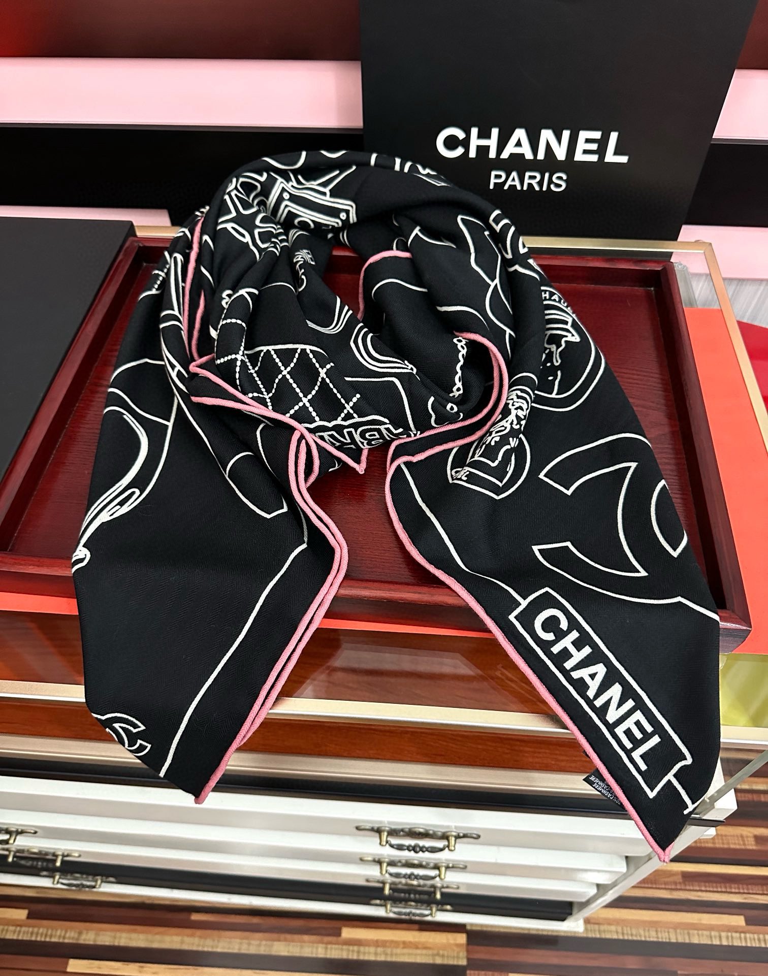 上新。香奈儿 2025【双面同色】经典双鞋子🥿包包、帽子🎩图案~气质到骨子里[色]香奶奶新一季的面料超高