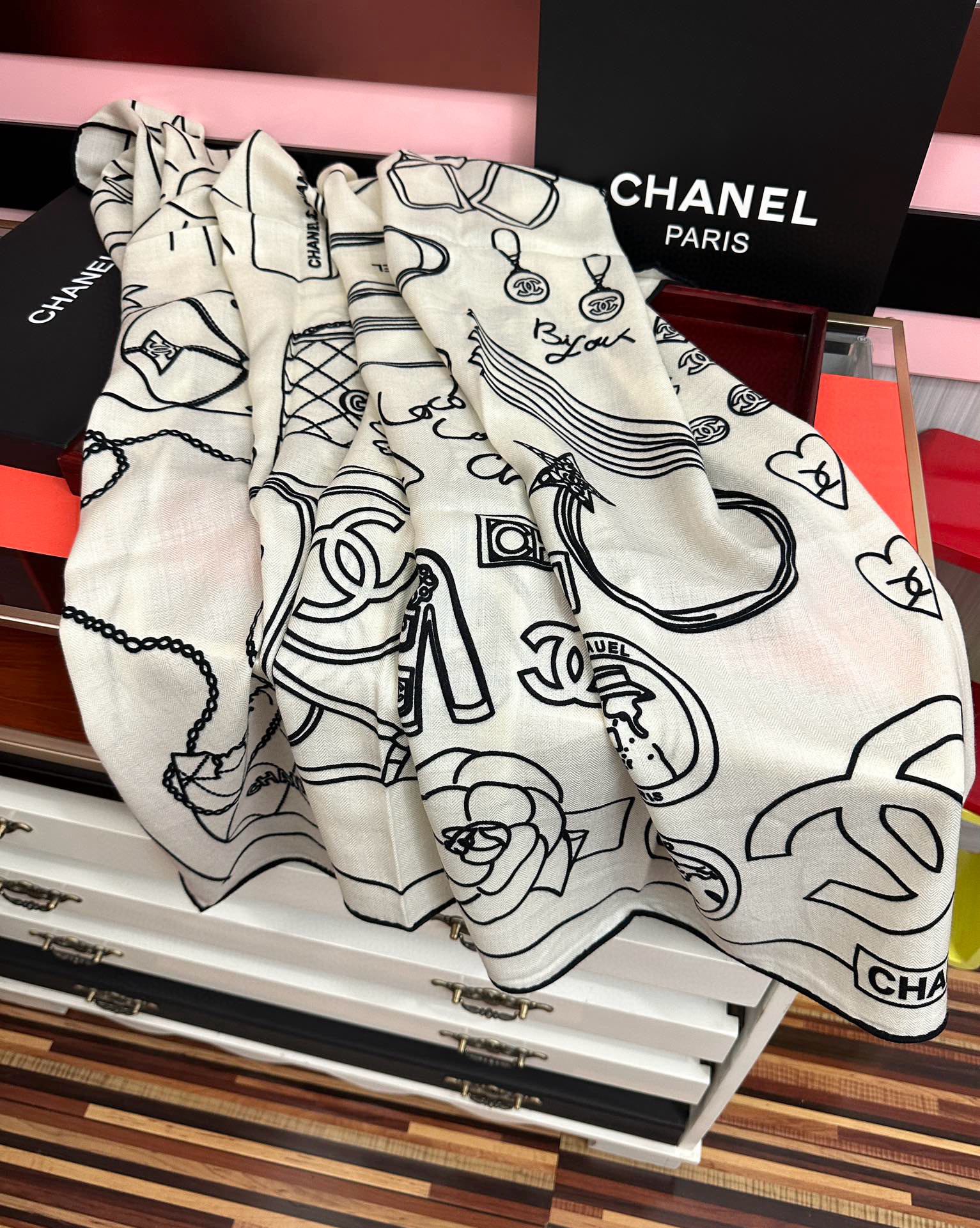 上新。香奈儿 2025【双面同色】经典双鞋子🥿包包、帽子🎩图案~气质到骨子里[色]香奶奶新一季的面料超高