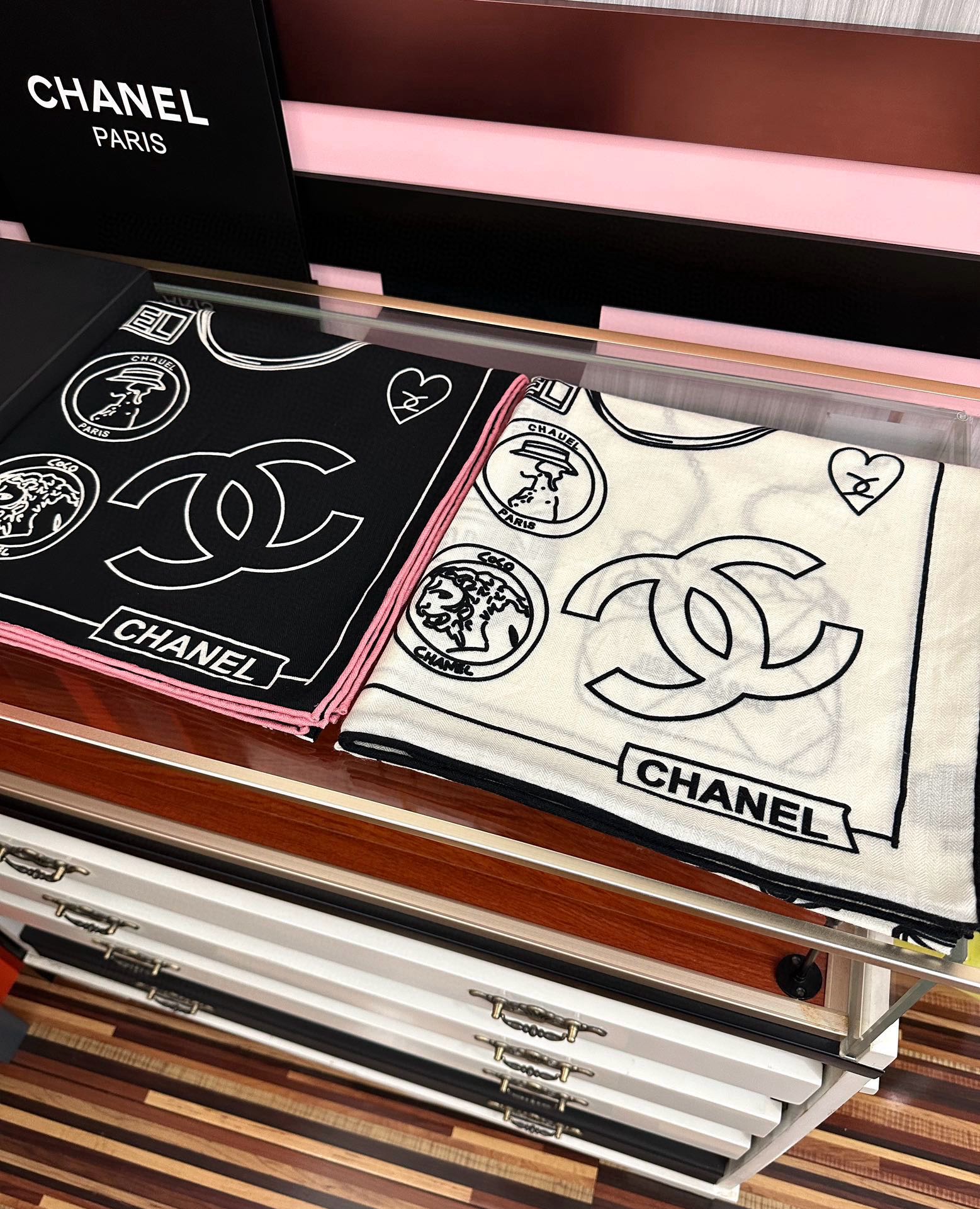 上新。香奈儿 2025【双面同色】经典双鞋子🥿包包、帽子🎩图案~气质到骨子里[色]香奶奶新一季的面料超高