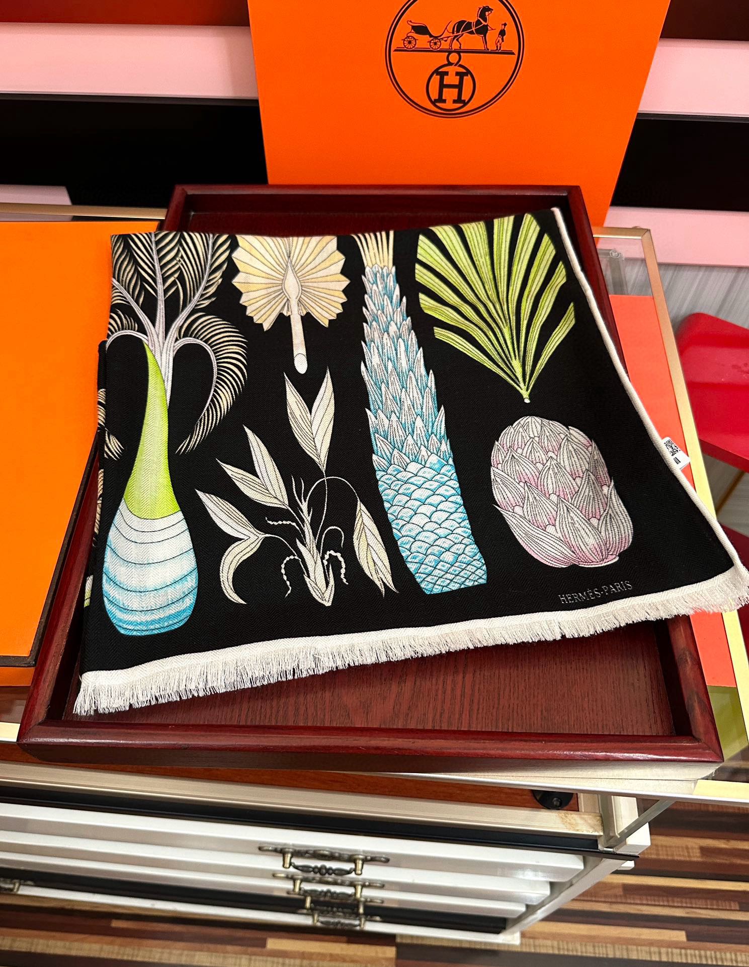 。爱马仕 太美了[吃瓜]下手一定要快[嘴唇]四季都可以用[勾引]真心美的让人非常非上身效果简直美翻了 品