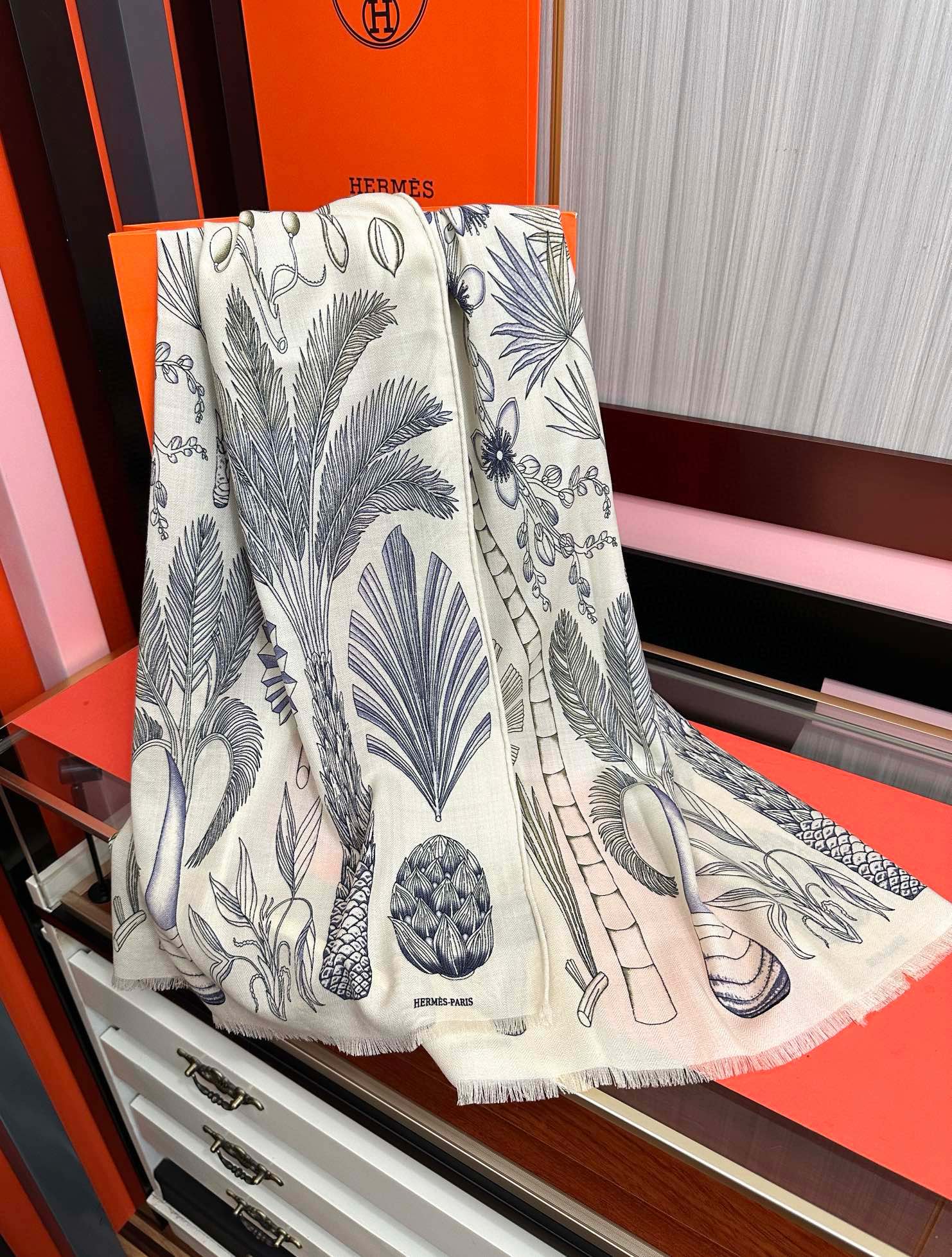 。爱马仕 太美了[吃瓜]下手一定要快[嘴唇]四季都可以用[勾引]真心美的让人非常非上身效果简直美翻了 品