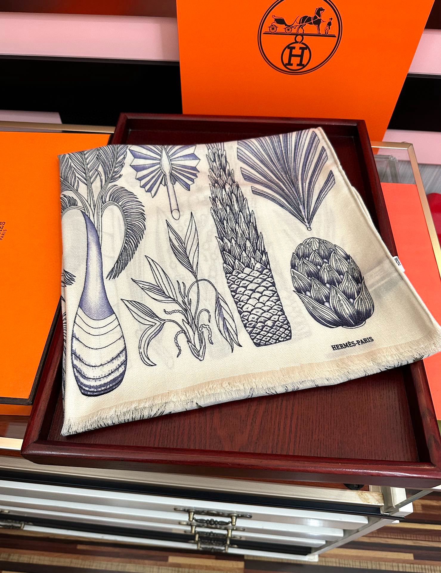 。爱马仕 太美了[吃瓜]下手一定要快[嘴唇]四季都可以用[勾引]真心美的让人非常非上身效果简直美翻了 品