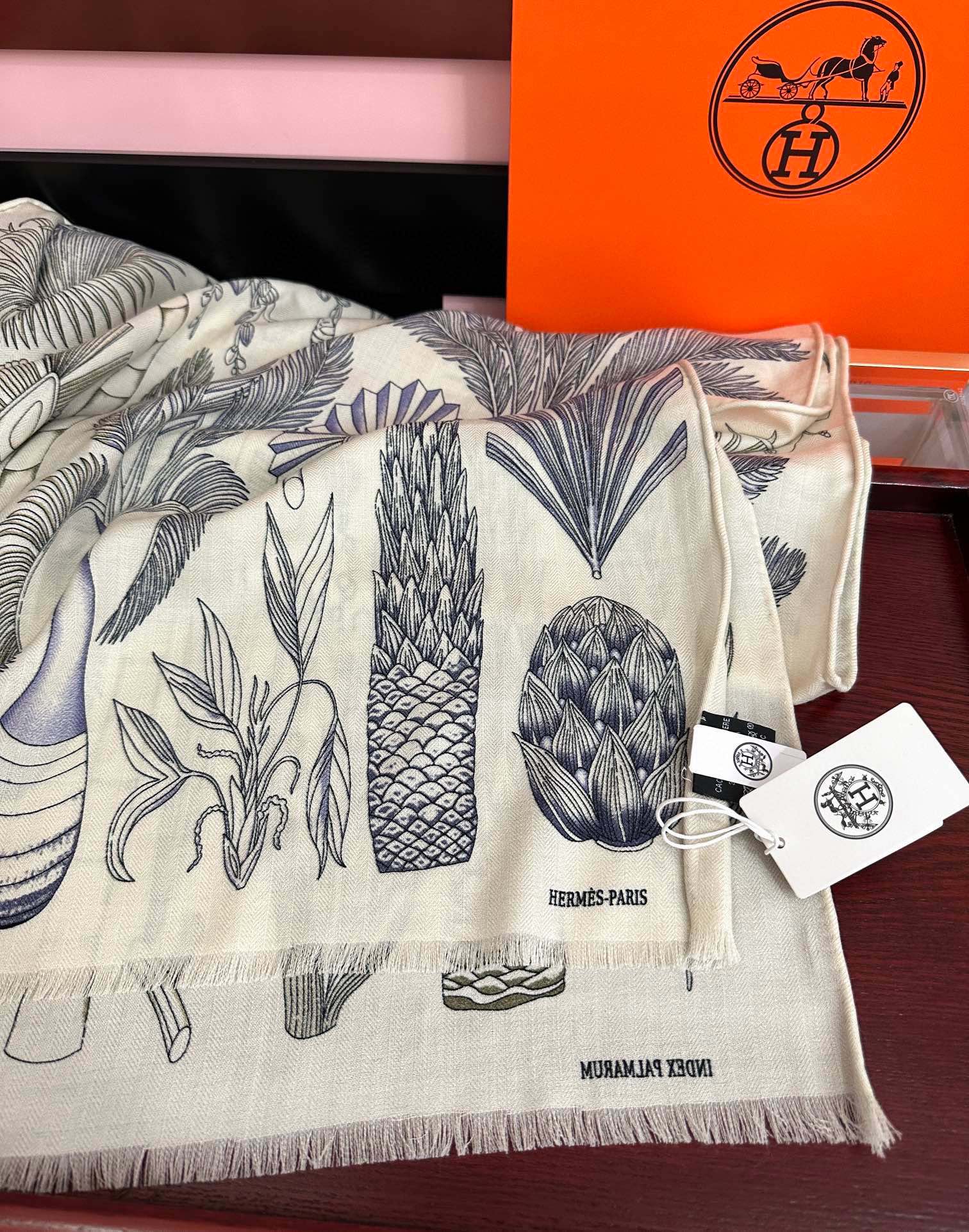 。爱马仕 太美了[吃瓜]下手一定要快[嘴唇]四季都可以用[勾引]真心美的让人非常非上身效果简直美翻了 品