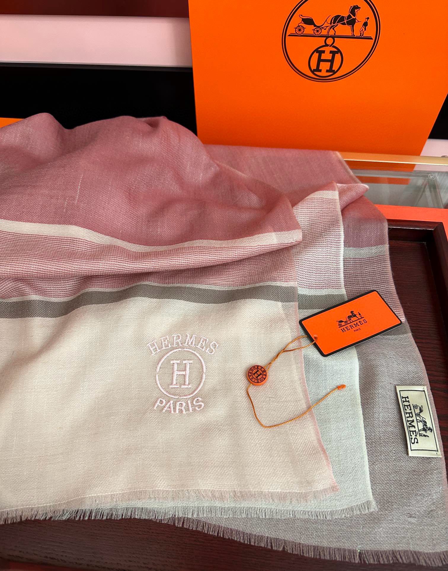 上新。2010 爱马仕👍重磅推荐🎀太美了👓火爆款，人人都喜欢💕时潮人都有好几条巴家围巾放在衣橱，🧣换条围