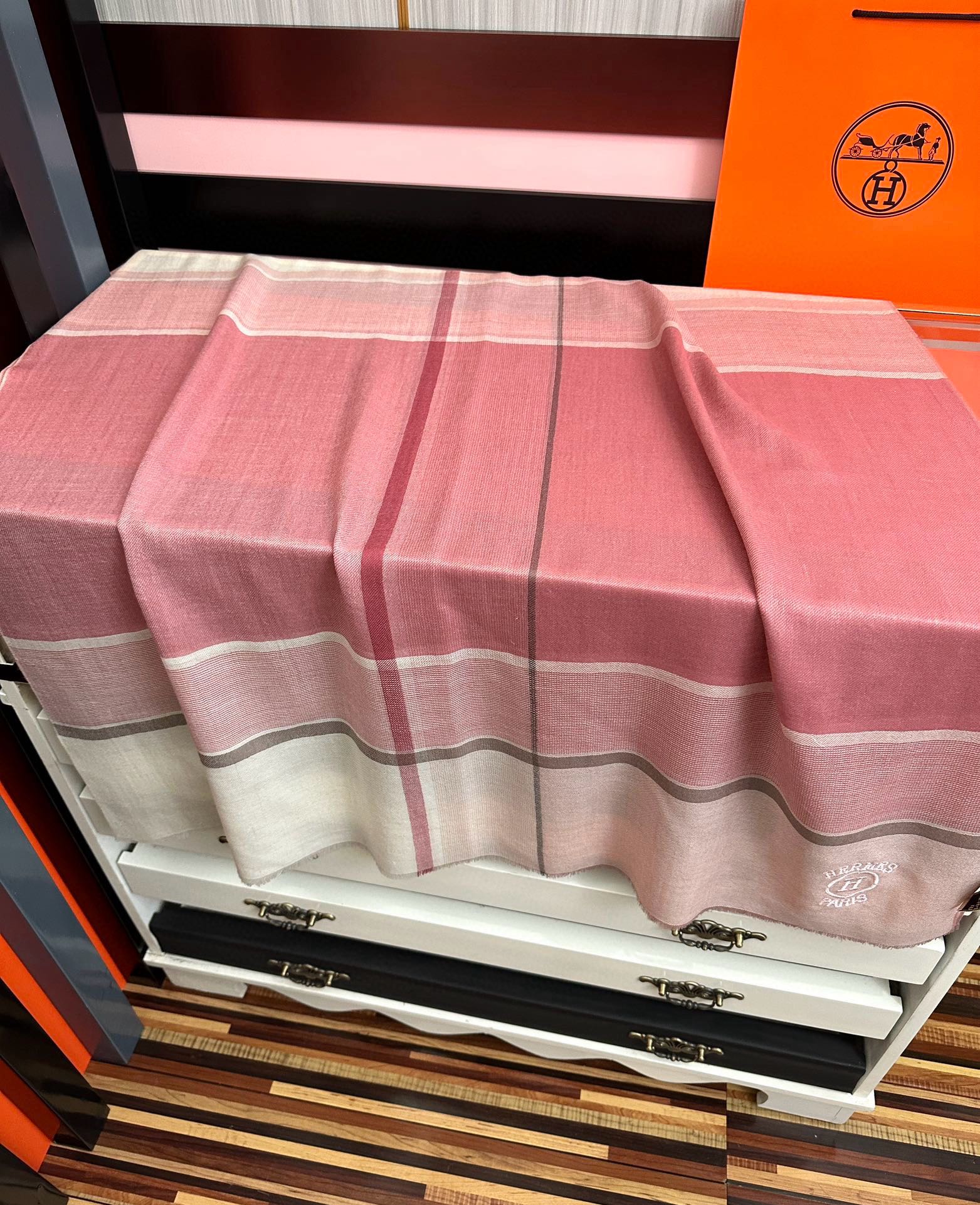 上新。2010 爱马仕👍重磅推荐🎀太美了👓火爆款，人人都喜欢💕时潮人都有好几条巴家围巾放在衣橱，🧣换条围