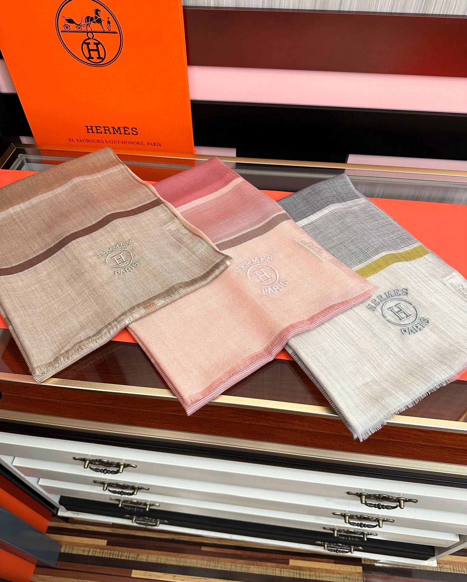 上新。2010 爱马仕👍重磅推荐🎀太美了👓火爆款，人人都喜欢💕时潮人都有好几条巴家围巾放在衣橱，🧣换条围