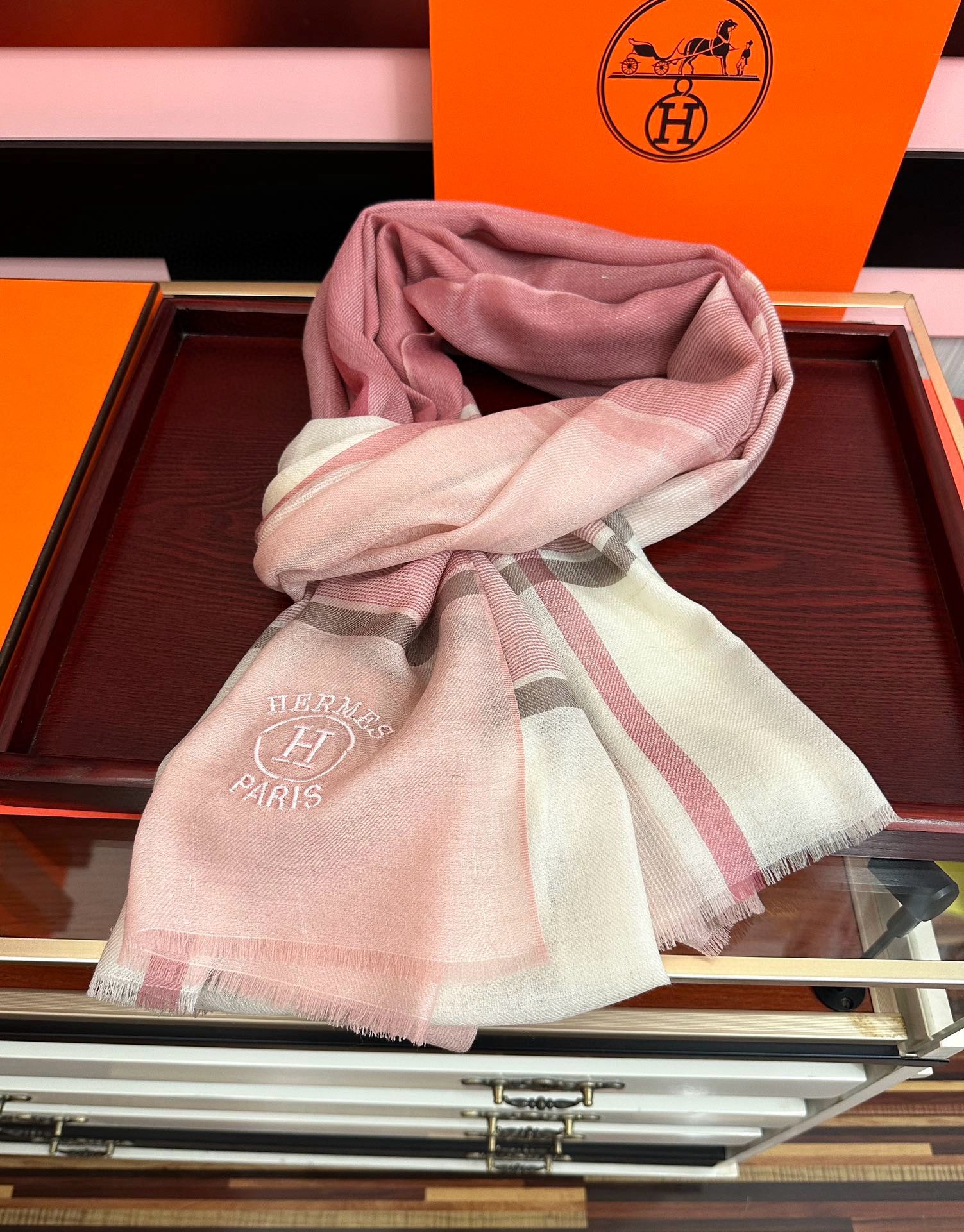 上新。2010 爱马仕👍重磅推荐🎀太美了👓火爆款，人人都喜欢💕时潮人都有好几条巴家围巾放在衣橱，🧣换条围