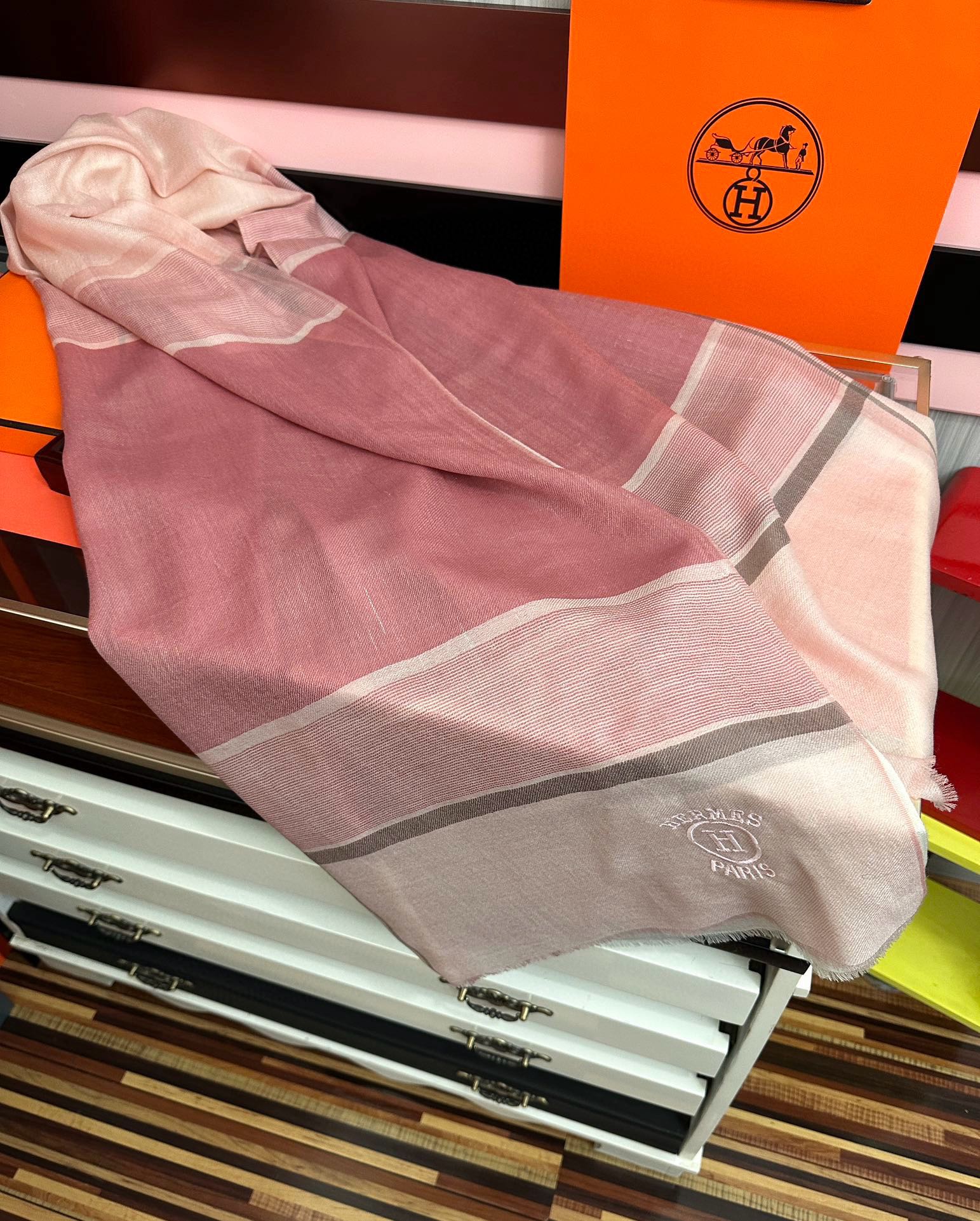 上新。2010 爱马仕👍重磅推荐🎀太美了👓火爆款，人人都喜欢💕时潮人都有好几条巴家围巾放在衣橱，🧣换条围