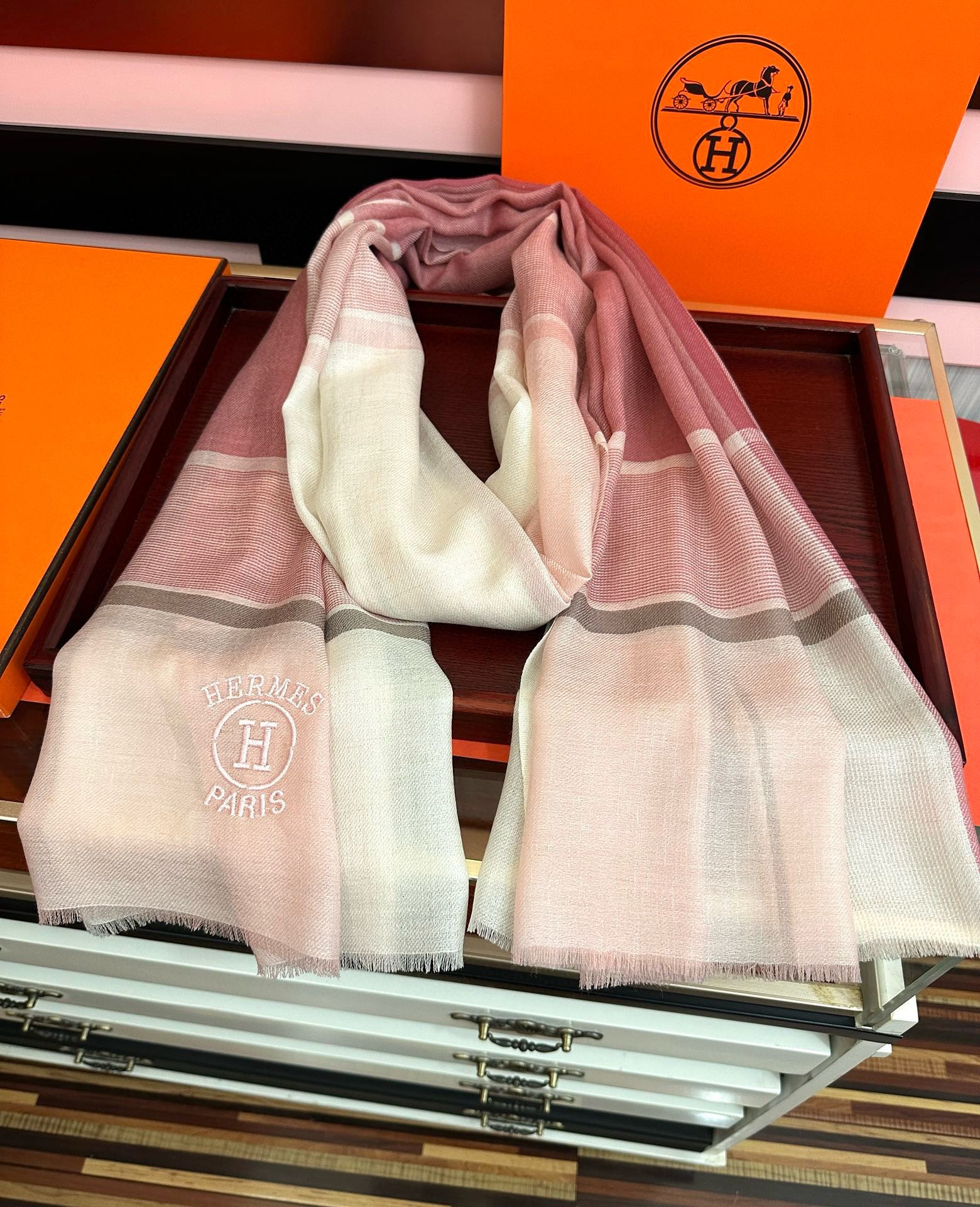 上新。2010 爱马仕👍重磅推荐🎀太美了👓火爆款，人人都喜欢💕时潮人都有好几条巴家围巾放在衣橱，🧣换条围