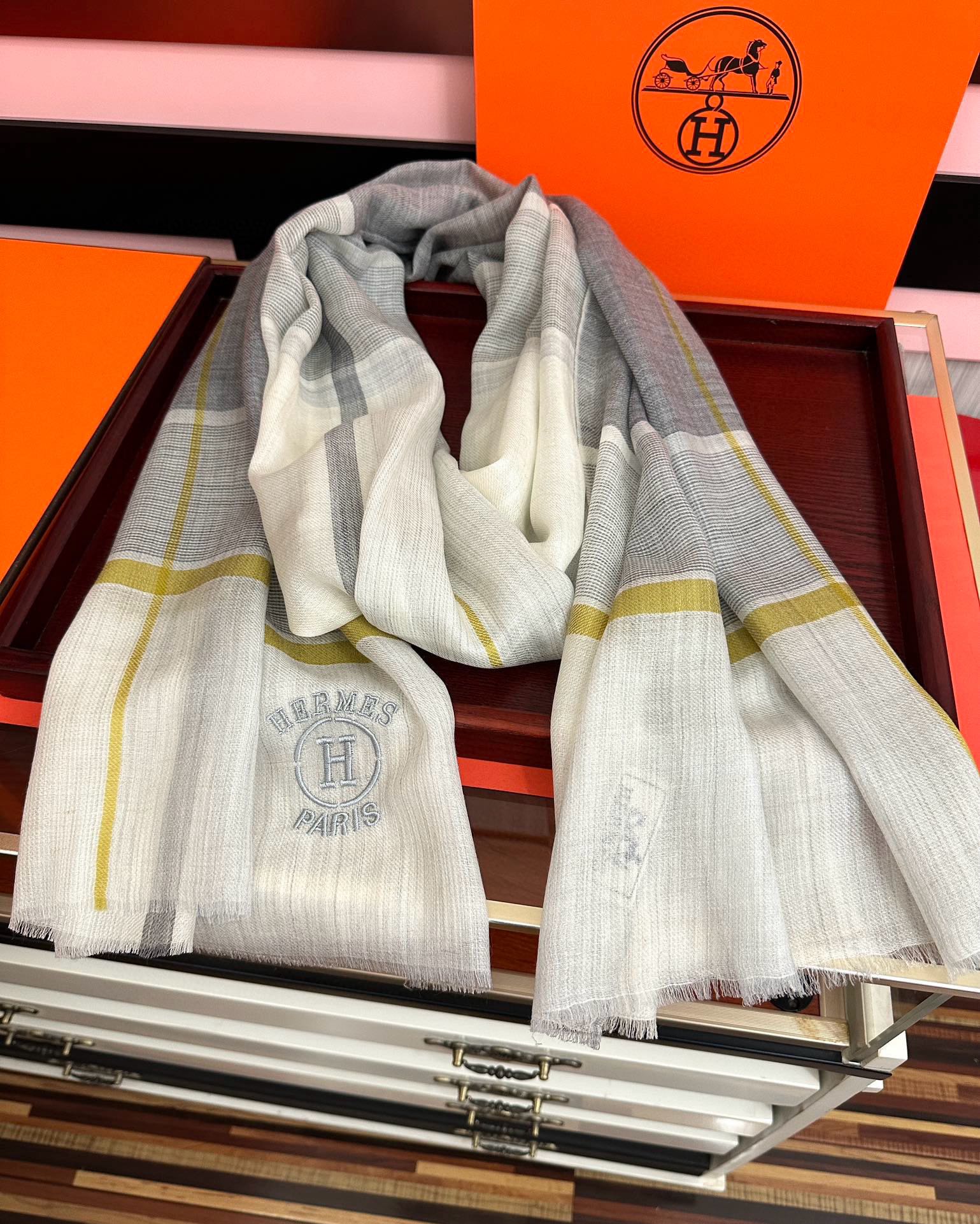 上新。2010 爱马仕👍重磅推荐🎀太美了👓火爆款，人人都喜欢💕时潮人都有好几条巴家围巾放在衣橱，🧣换条围