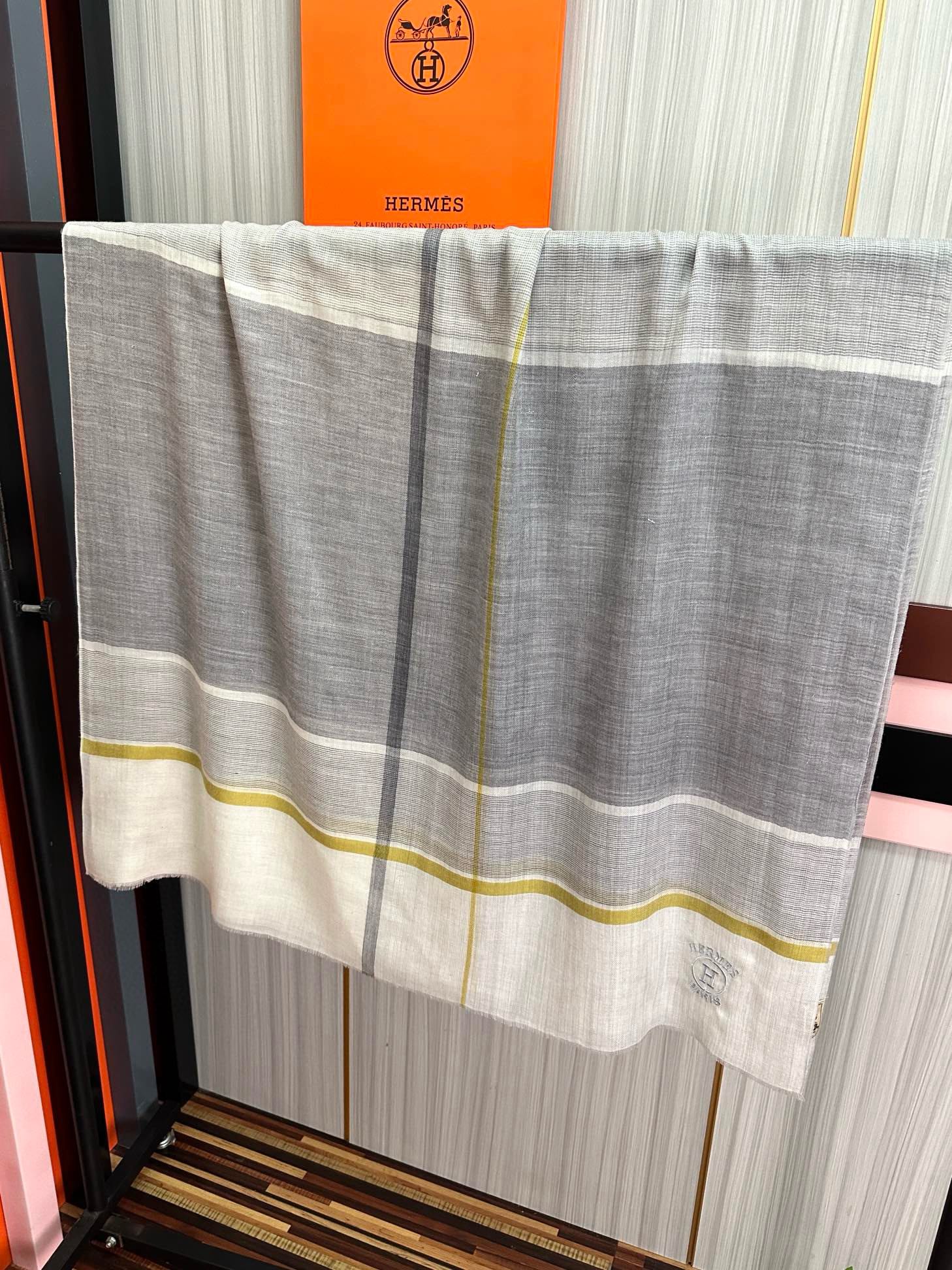 上新。2010 爱马仕👍重磅推荐🎀太美了👓火爆款，人人都喜欢💕时潮人都有好几条巴家围巾放在衣橱，🧣换条围