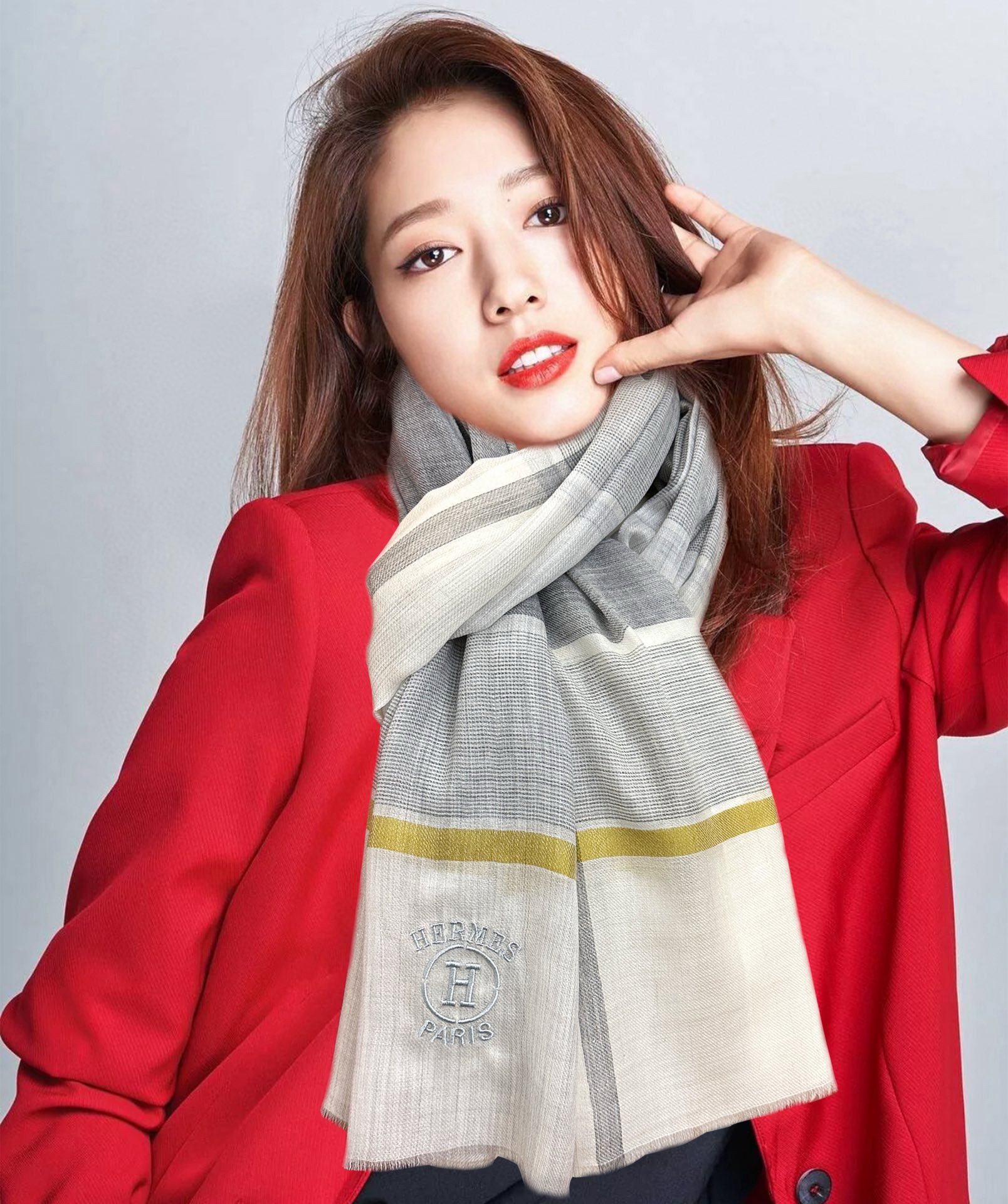 上新。2010 爱马仕👍重磅推荐🎀太美了👓火爆款，人人都喜欢💕时潮人都有好几条巴家围巾放在衣橱，🧣换条围