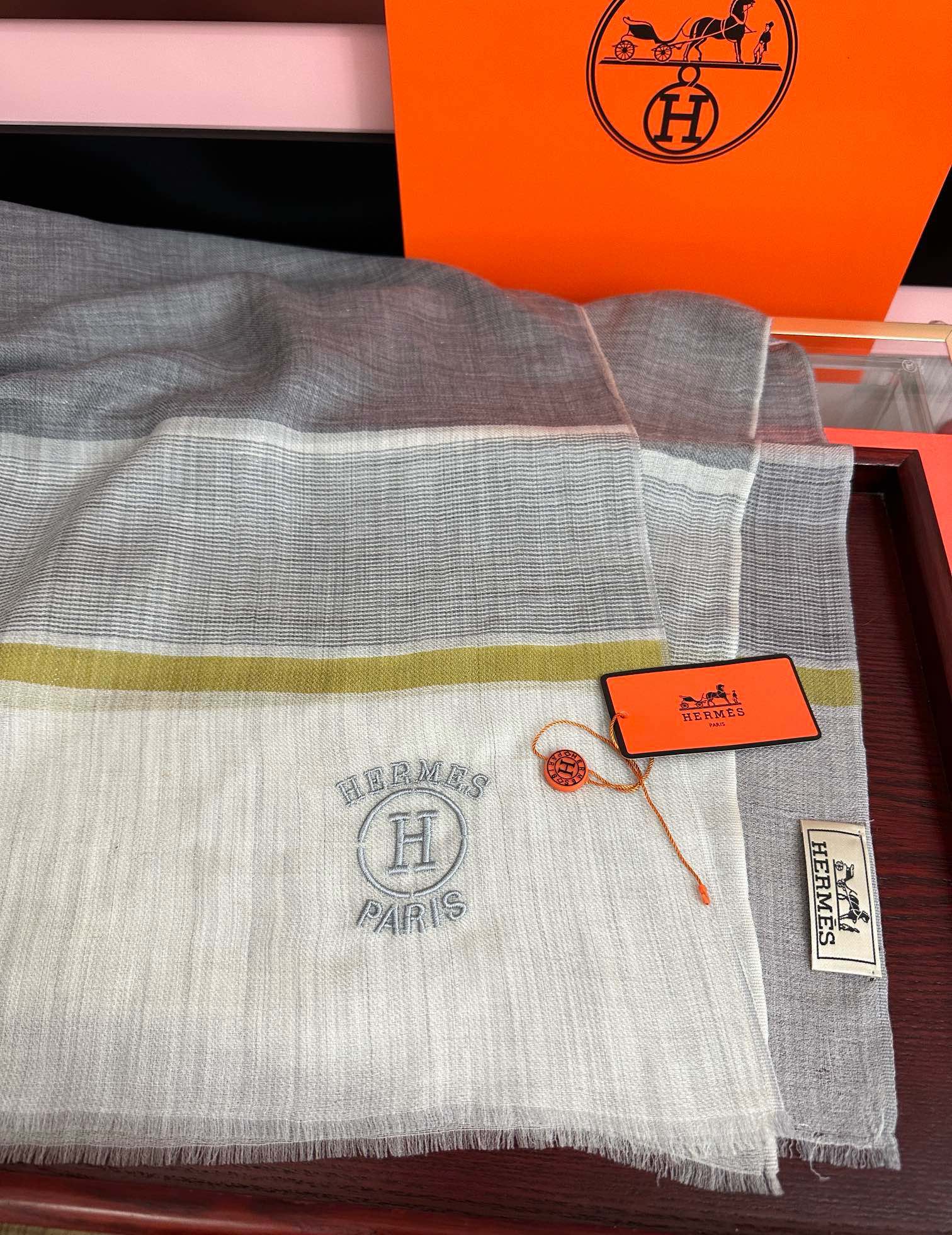 上新。2010 爱马仕👍重磅推荐🎀太美了👓火爆款，人人都喜欢💕时潮人都有好几条巴家围巾放在衣橱，🧣换条围