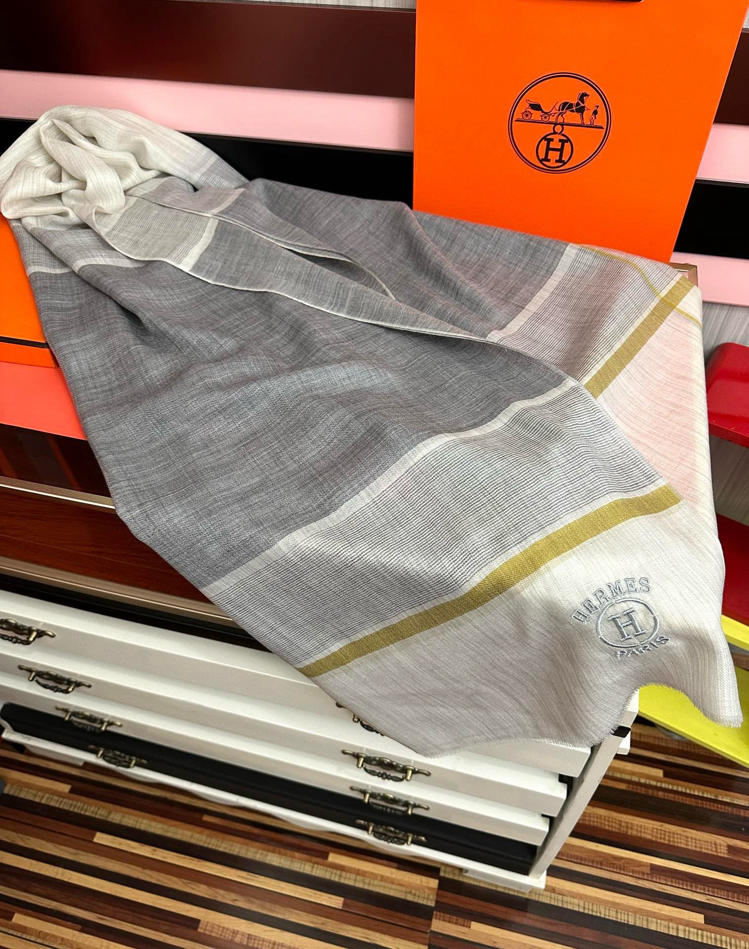 上新。2010 爱马仕👍重磅推荐🎀太美了👓火爆款，人人都喜欢💕时潮人都有好几条巴家围巾放在衣橱，🧣换条围