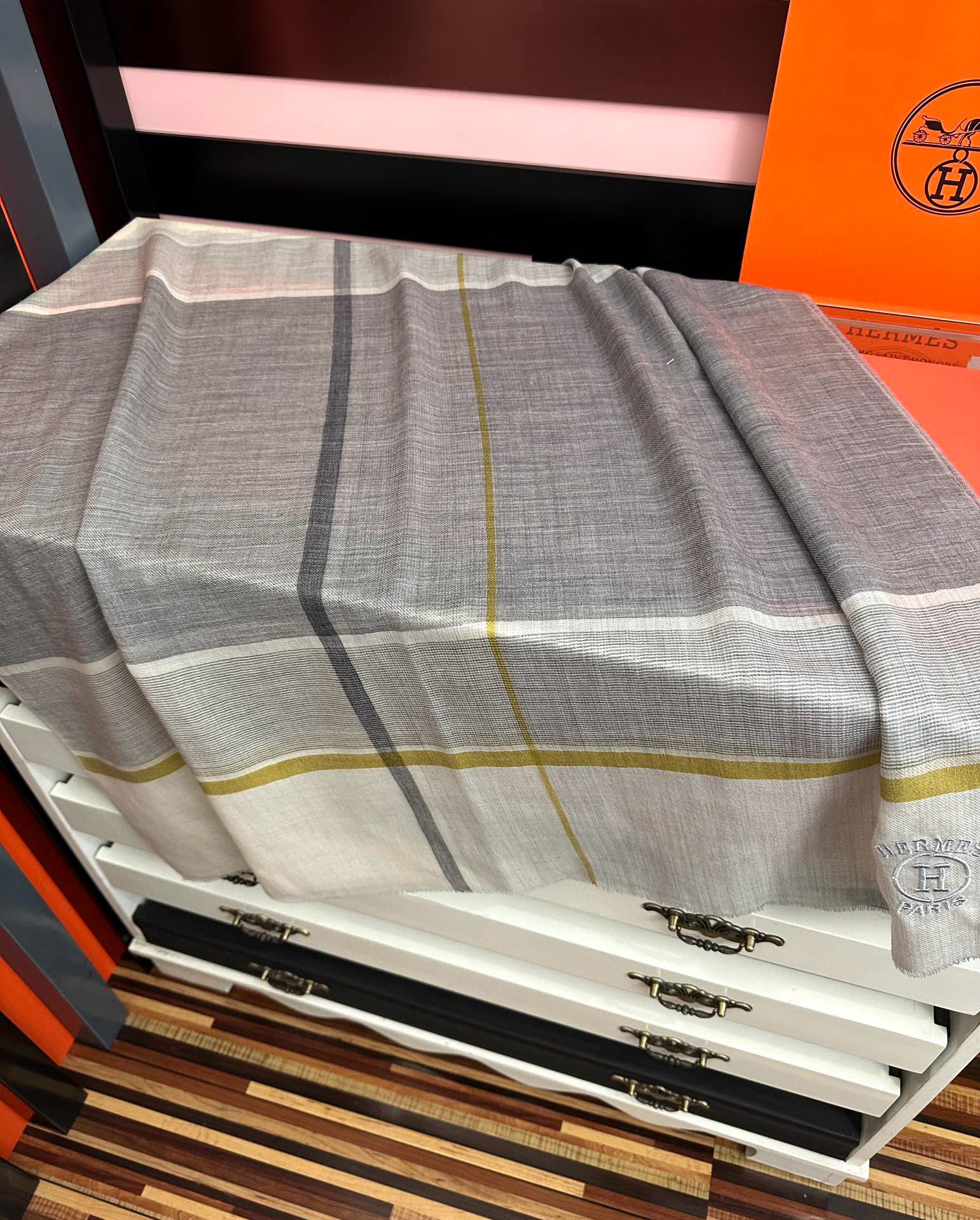 上新。2010 爱马仕👍重磅推荐🎀太美了👓火爆款，人人都喜欢💕时潮人都有好几条巴家围巾放在衣橱，🧣换条围