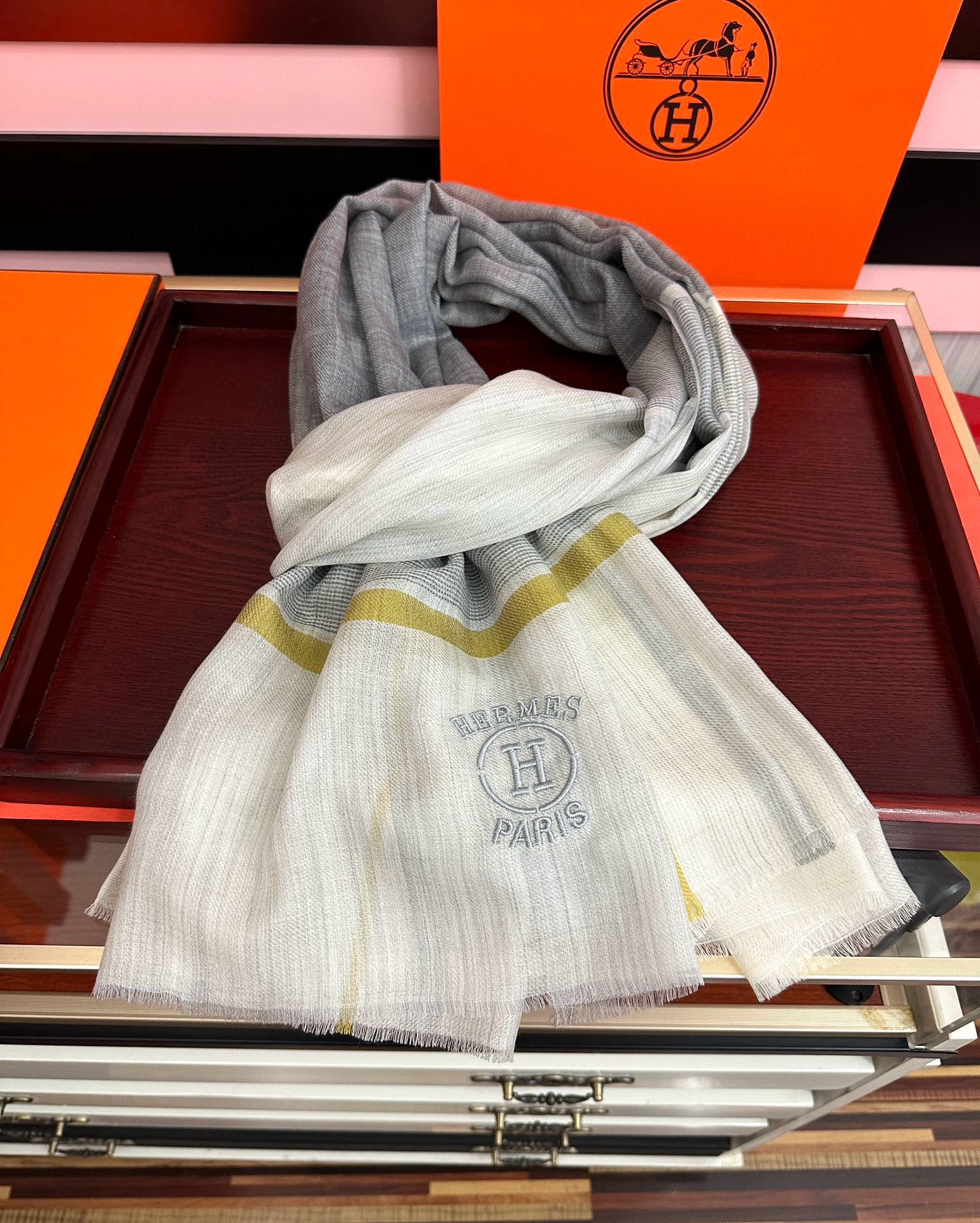 上新。2010 爱马仕👍重磅推荐🎀太美了👓火爆款，人人都喜欢💕时潮人都有好几条巴家围巾放在衣橱，🧣换条围