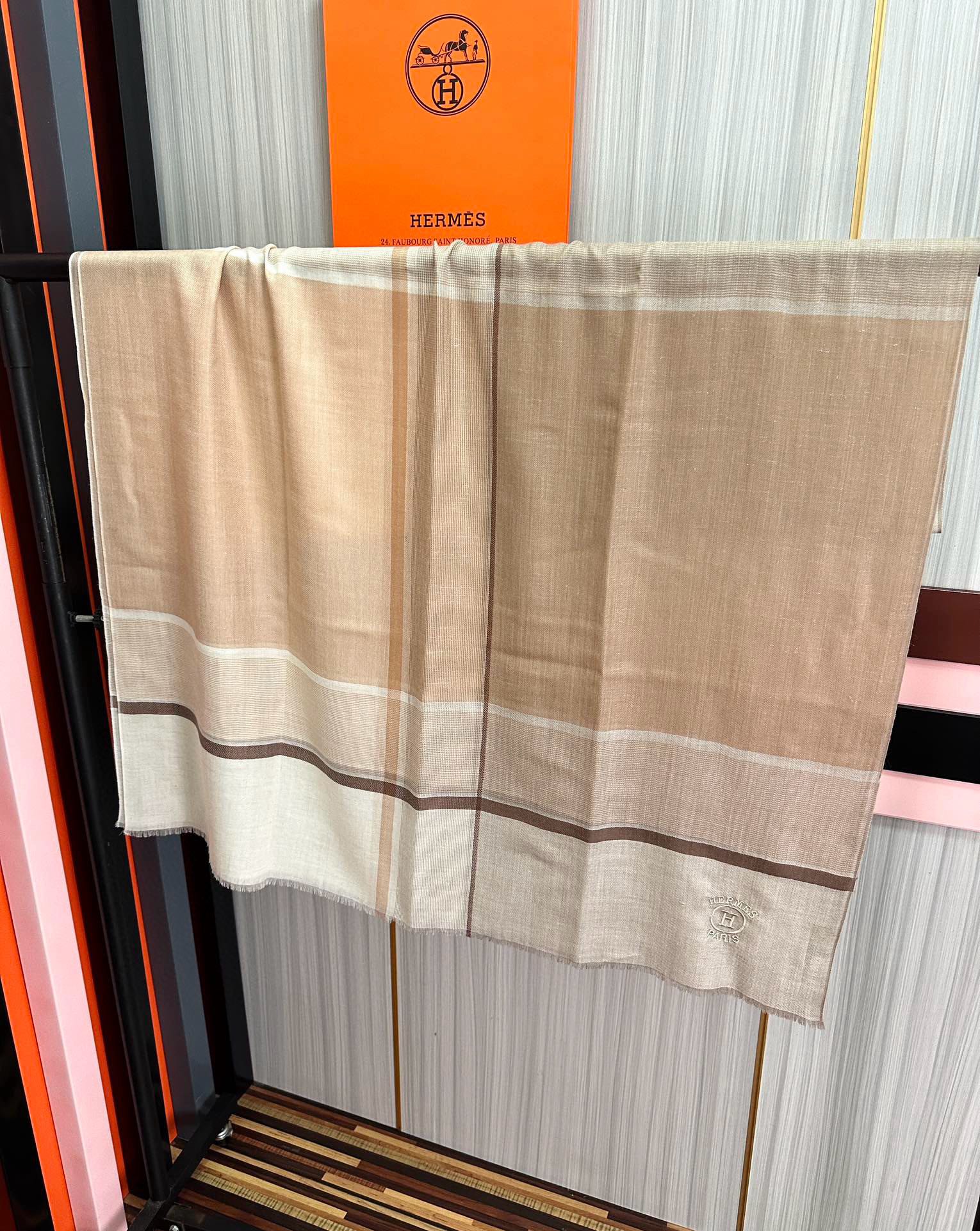 上新。2010 爱马仕👍重磅推荐🎀太美了👓火爆款，人人都喜欢💕时潮人都有好几条巴家围巾放在衣橱，🧣换条围