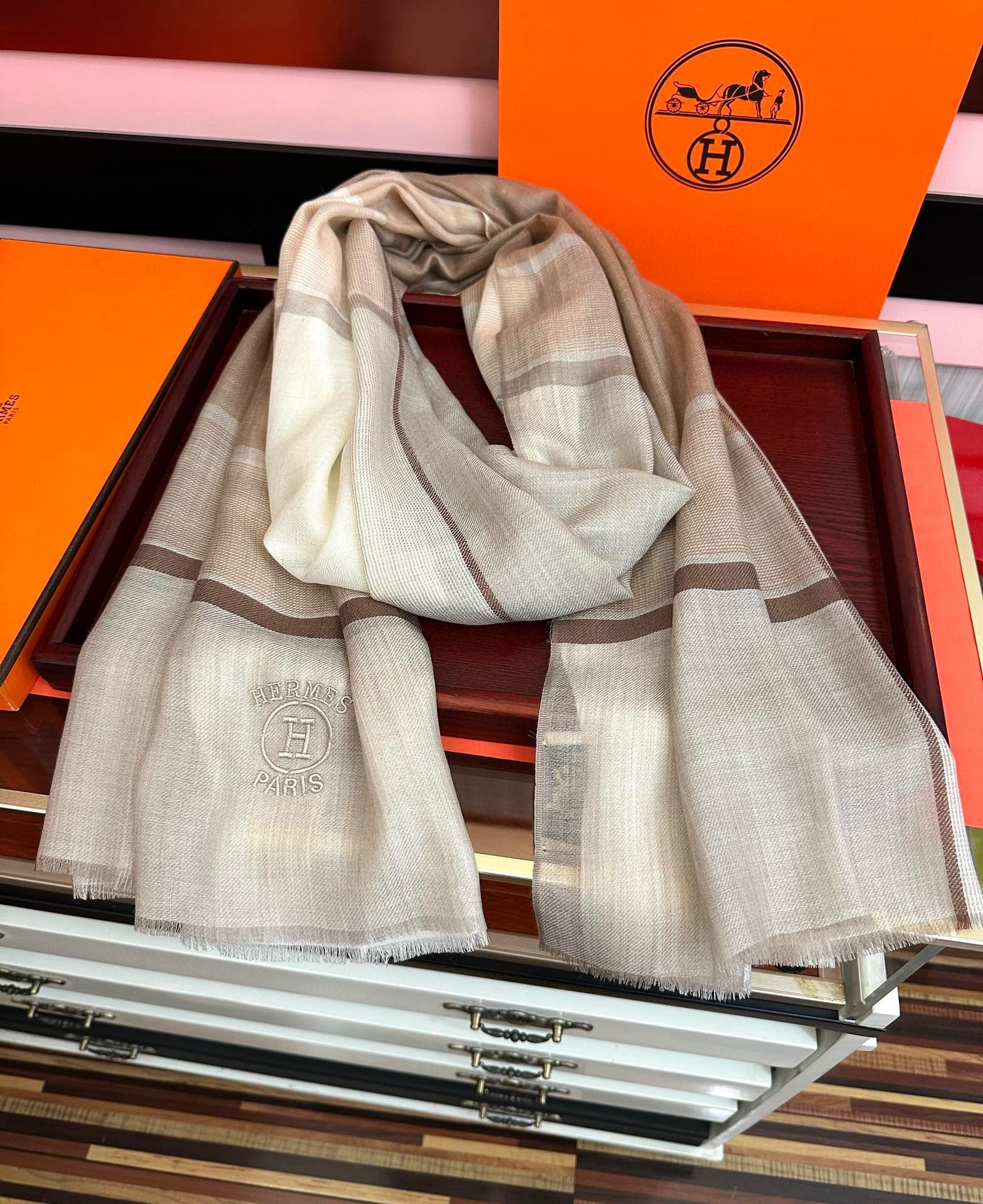 上新。2010 爱马仕👍重磅推荐🎀太美了👓火爆款，人人都喜欢💕时潮人都有好几条巴家围巾放在衣橱，🧣换条围