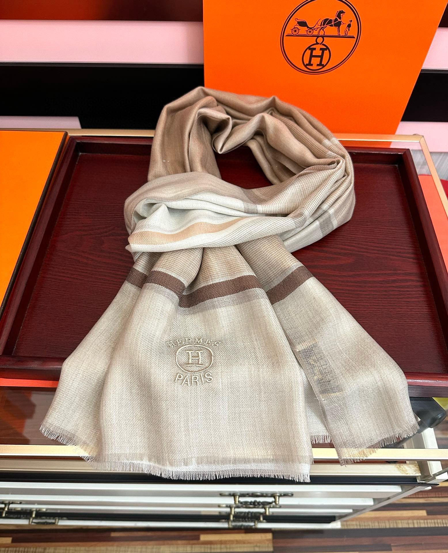 上新。2010 爱马仕👍重磅推荐🎀太美了👓火爆款，人人都喜欢💕时潮人都有好几条巴家围巾放在衣橱，🧣换条围