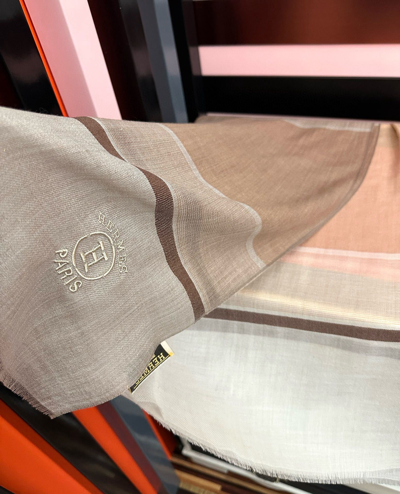 上新。2010 爱马仕👍重磅推荐🎀太美了👓火爆款，人人都喜欢💕时潮人都有好几条巴家围巾放在衣橱，🧣换条围