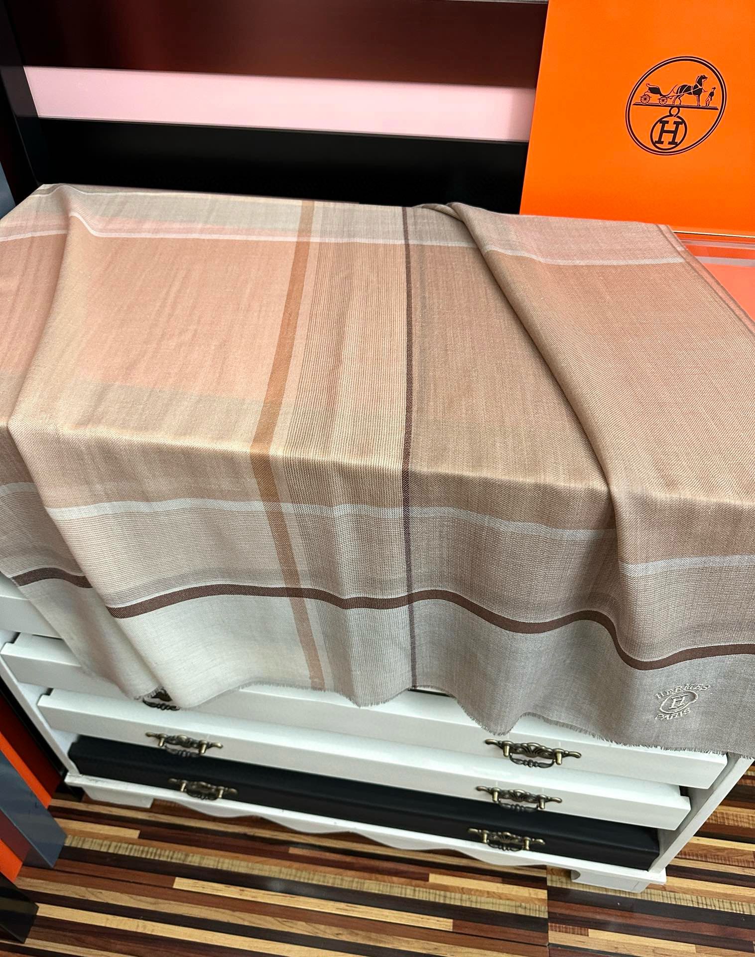 上新。2010 爱马仕👍重磅推荐🎀太美了👓火爆款，人人都喜欢💕时潮人都有好几条巴家围巾放在衣橱，🧣换条围