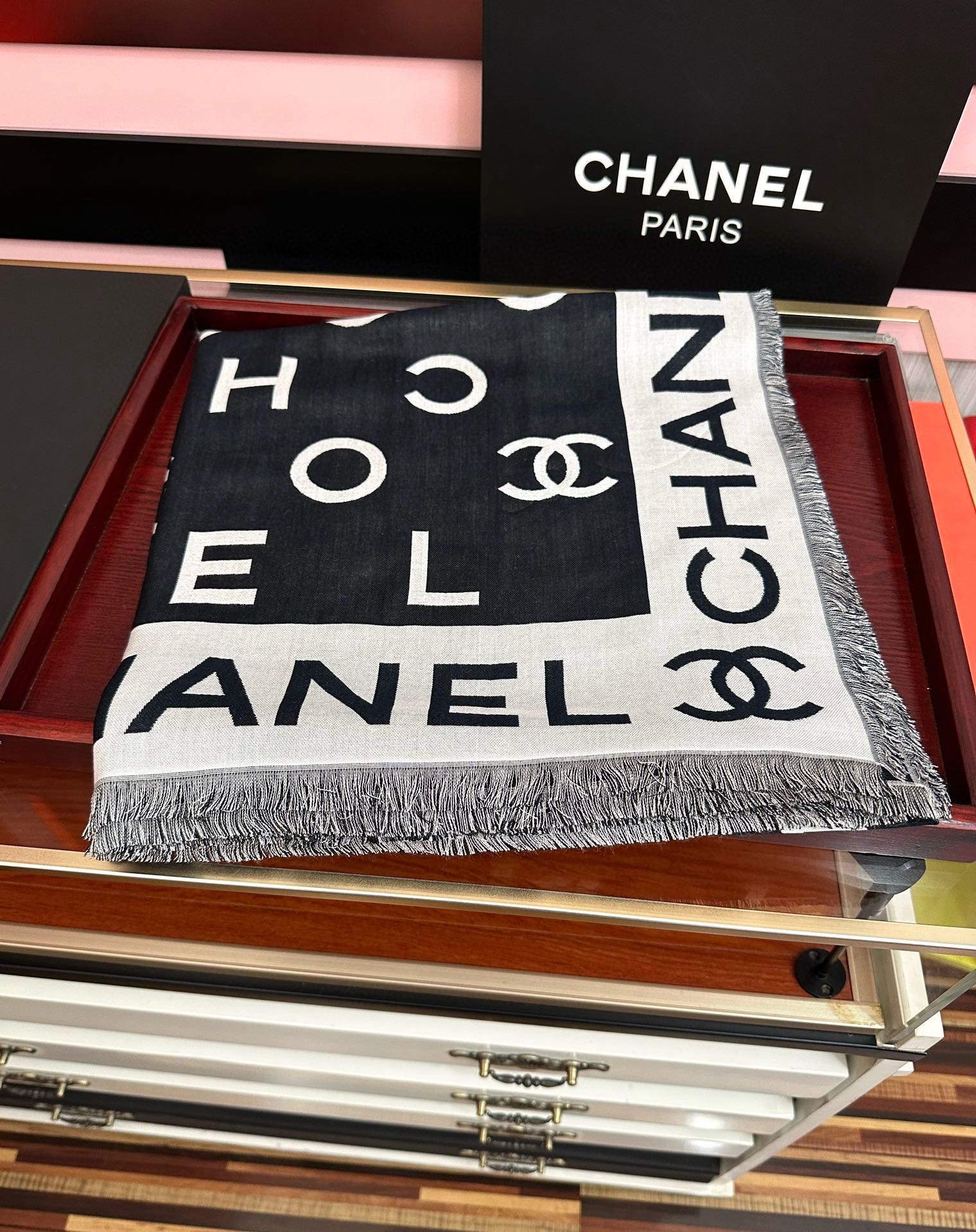 。小香大字母双层提花 宝藏单品🤩标志性设计，简洁字母Logo，混纺面料轻盈柔软，丝滑有坠感，四季皆宜，既